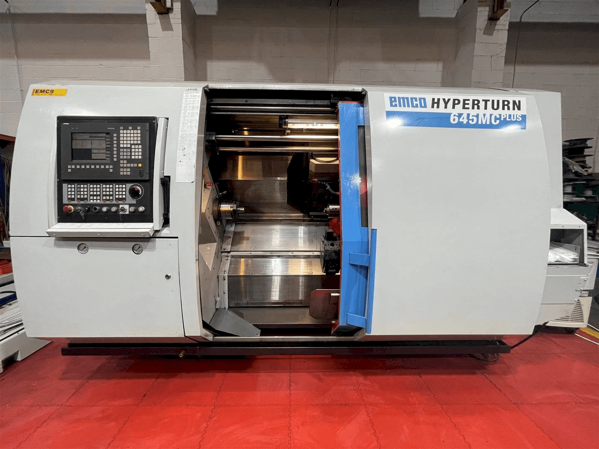 Vooraanzicht van EMCO Hyperturn 645MC Plus machine