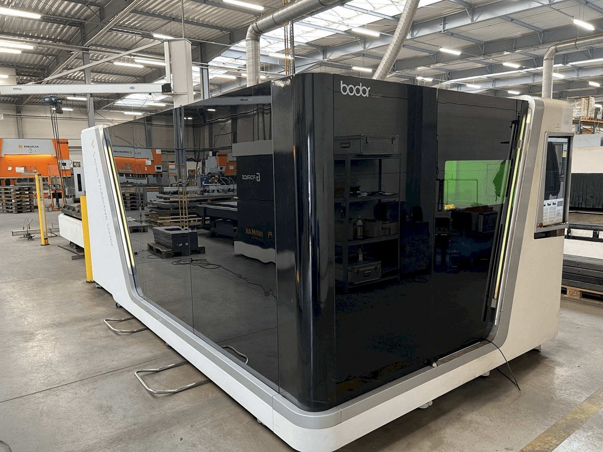 Vooraanzicht van Bodor P3015 machine