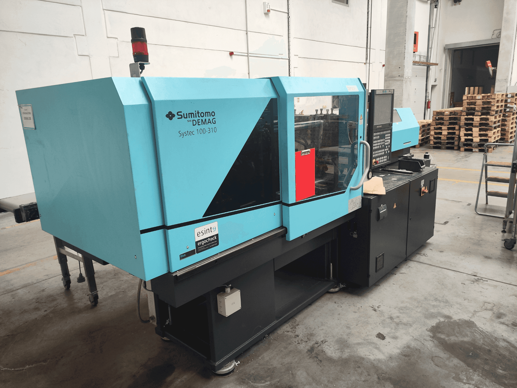 Vooraanzicht van DEMAG Systec 100/420-310 machine