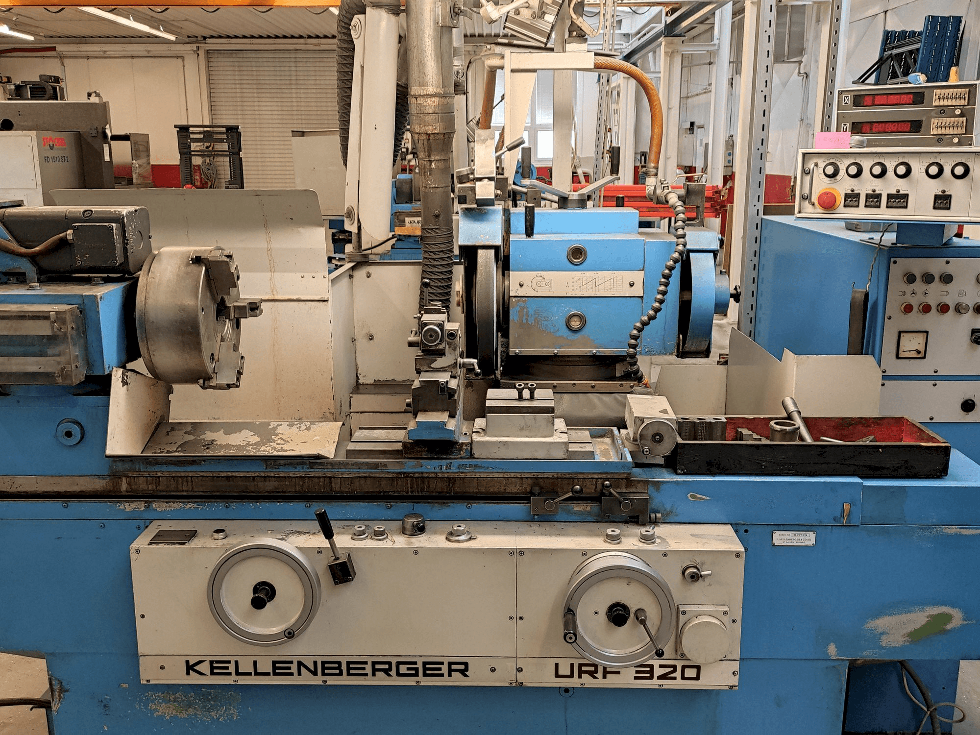 Vooraanzicht van KELLENBERGER URF 320 machine
