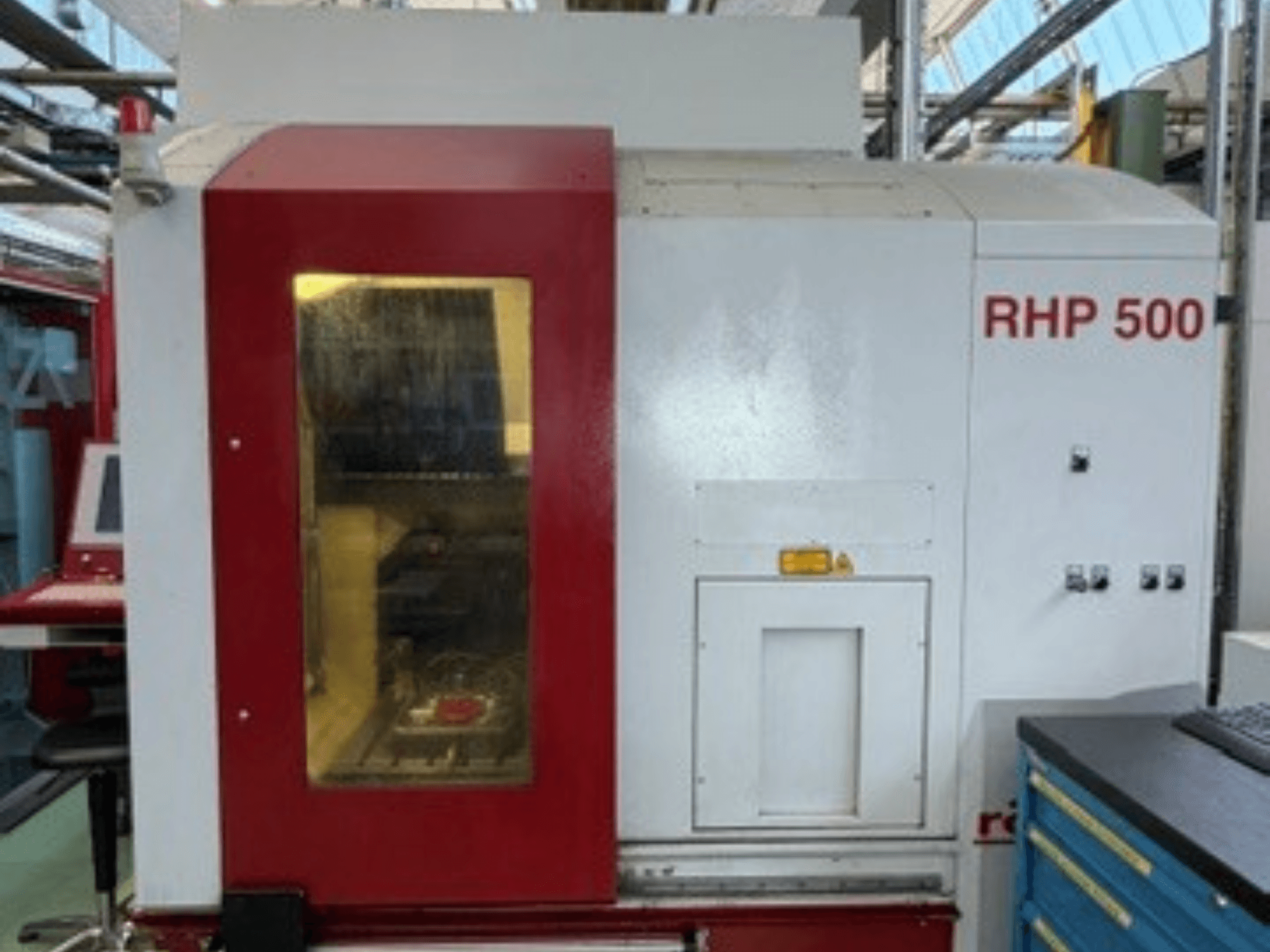 Röders TEC RHP 500 verticaal bewerkingscentrum, vooraanzicht, met het bedieningspaneel en een transparant venster waardoor het interieur zichtbaar is.