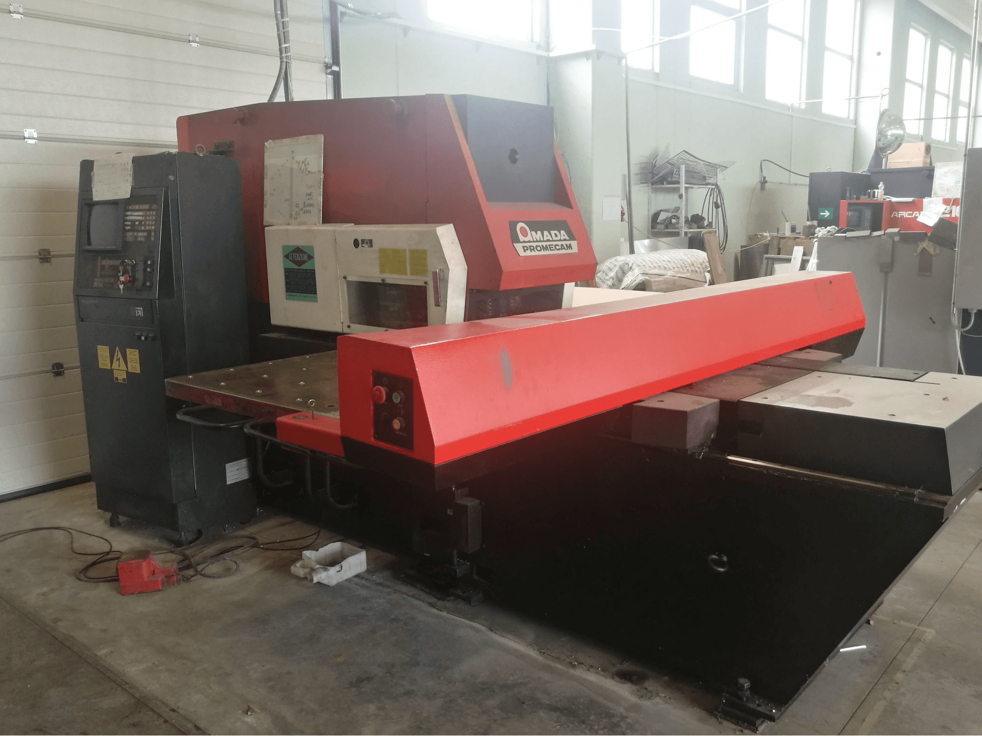 Links zicht van AMADA ARIES 245 machine