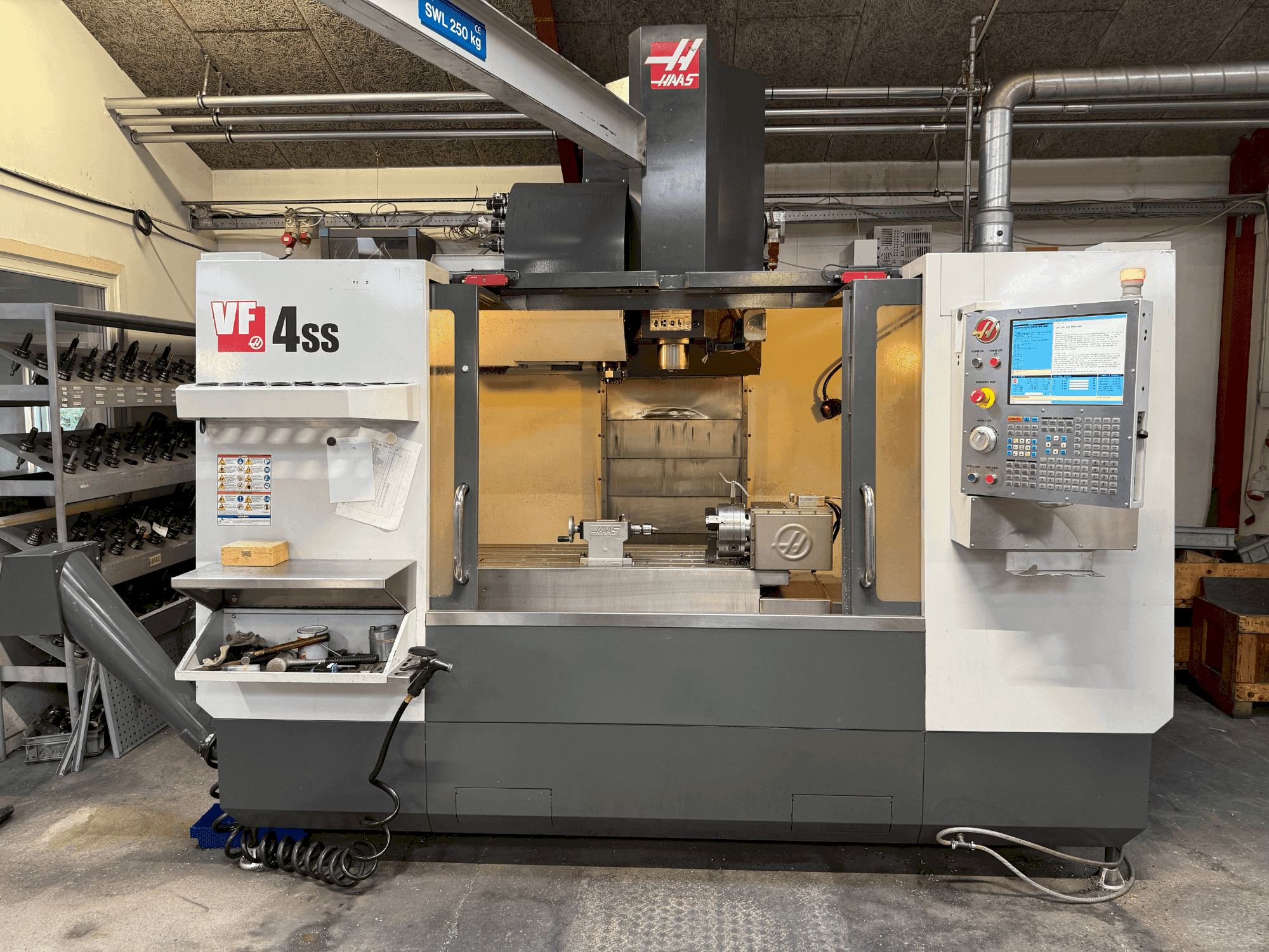 Vooraanzicht van HAAS VF-4SS machine