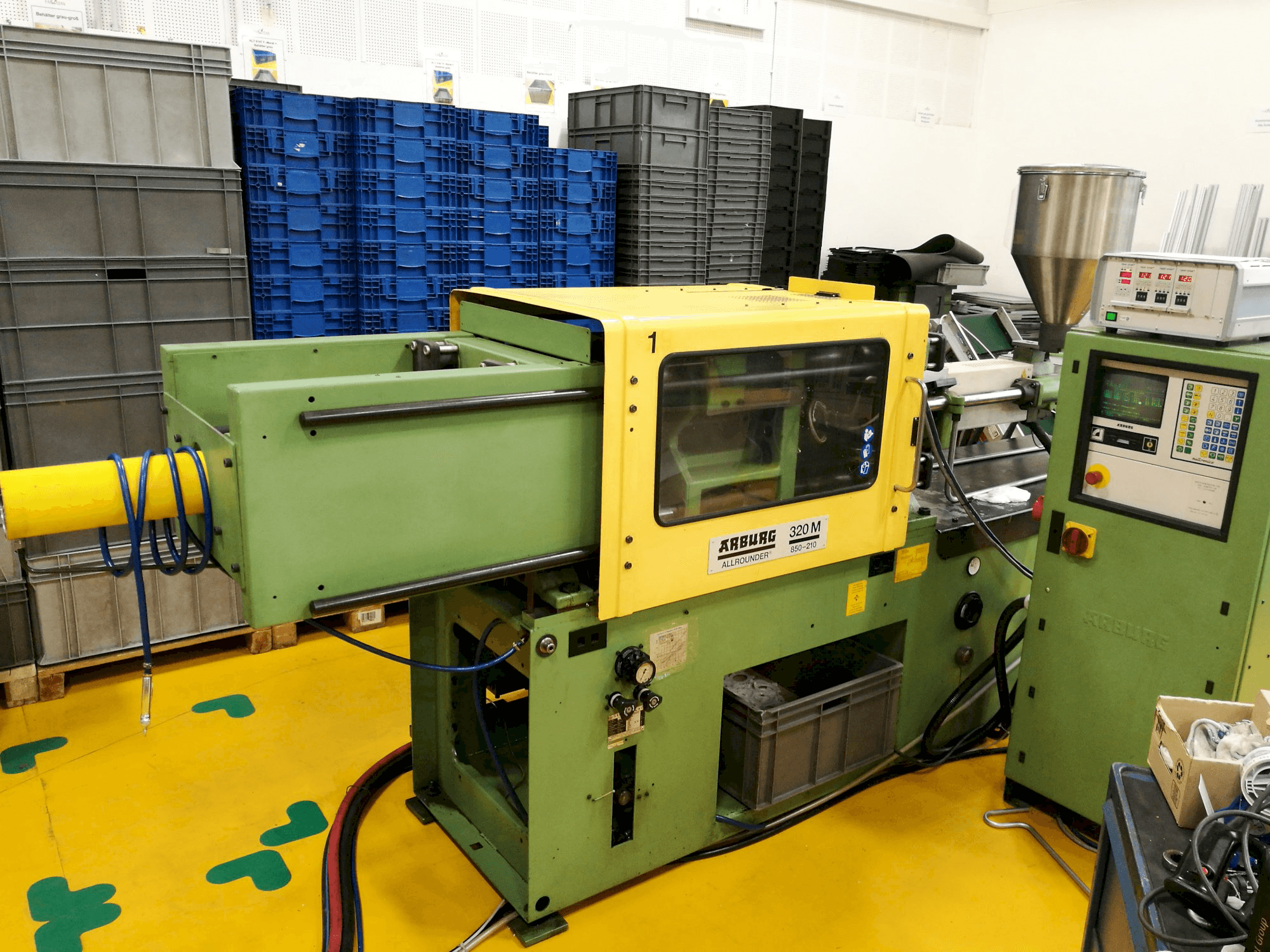 Links zicht van Arburg 320 M 850-210 machine