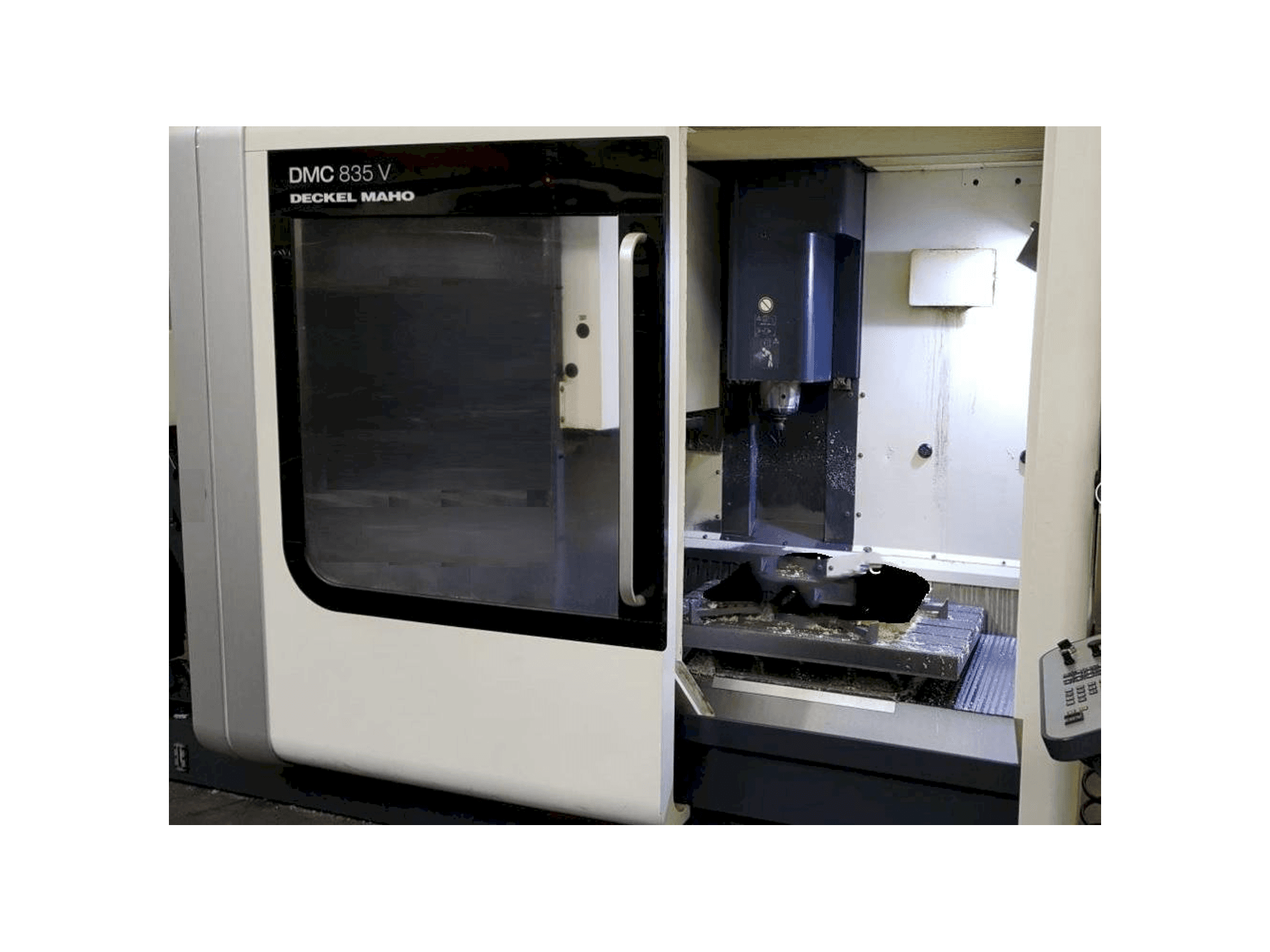 Vooraanzicht van DECKEL MAHO DMC 835 V machine