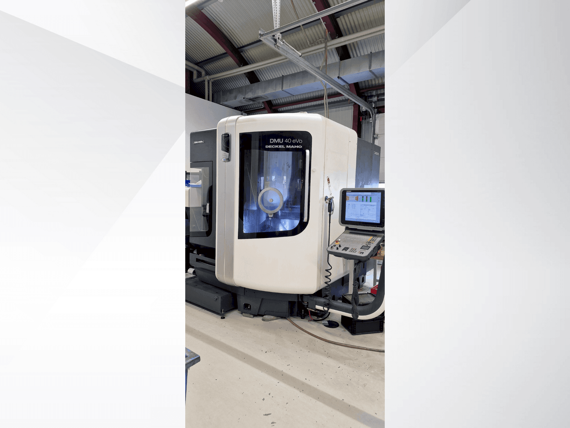 Vooraanzicht van DMG DECKEL MAHO DMU 40 evo machine