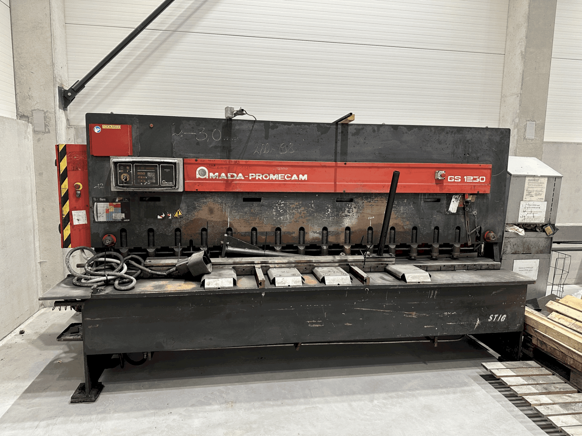 Vooraanzicht van AMADA Promecam GS1230 machine