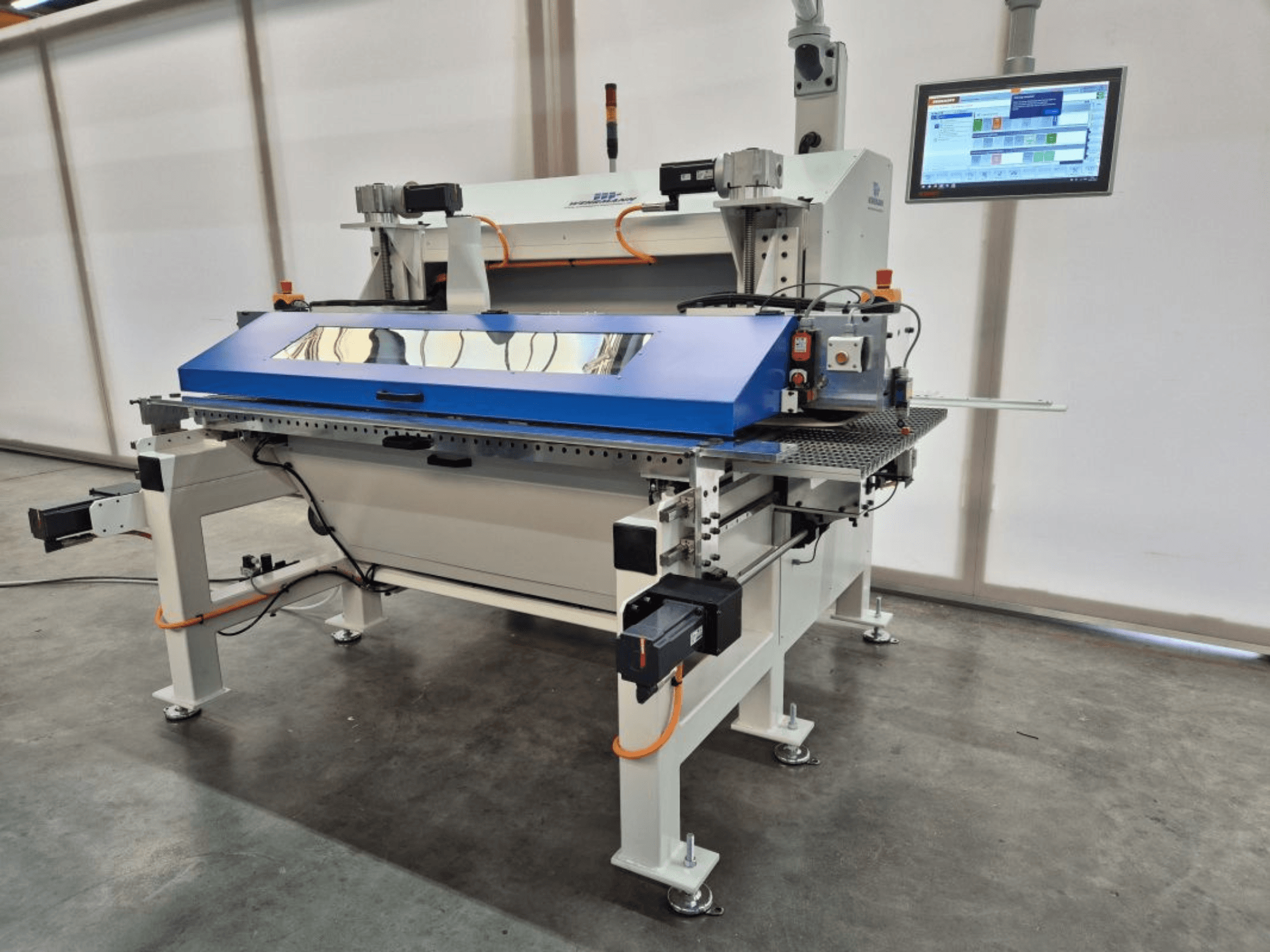 WEHRMANN WT-50/900 paneelzaag in vooraanzicht, met blauw zaagoppervlak, digitaal bedieningspaneel en geïntegreerde veiligheidsfuncties.