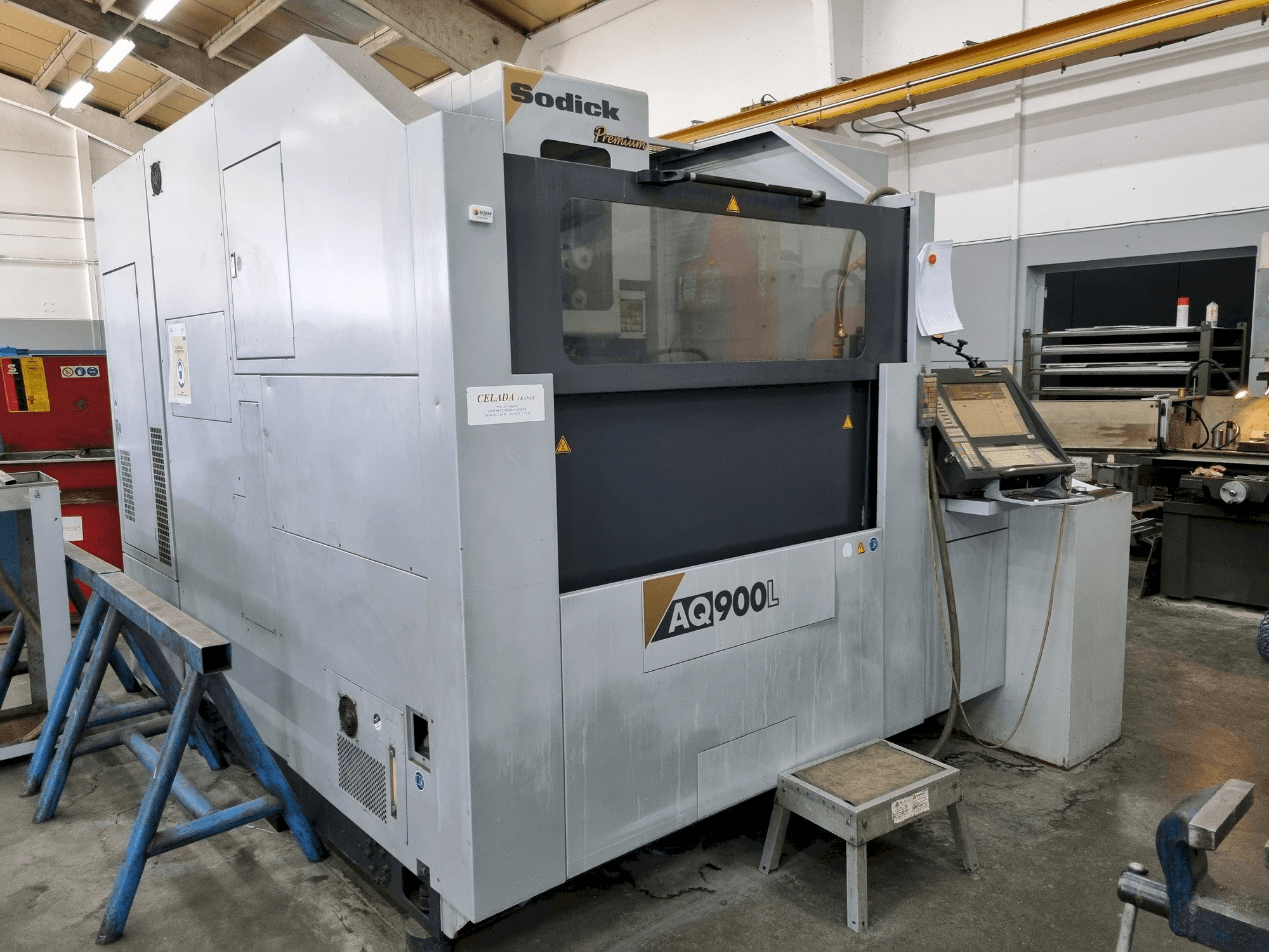 Vooraanzicht van Sodick AQ900L machine