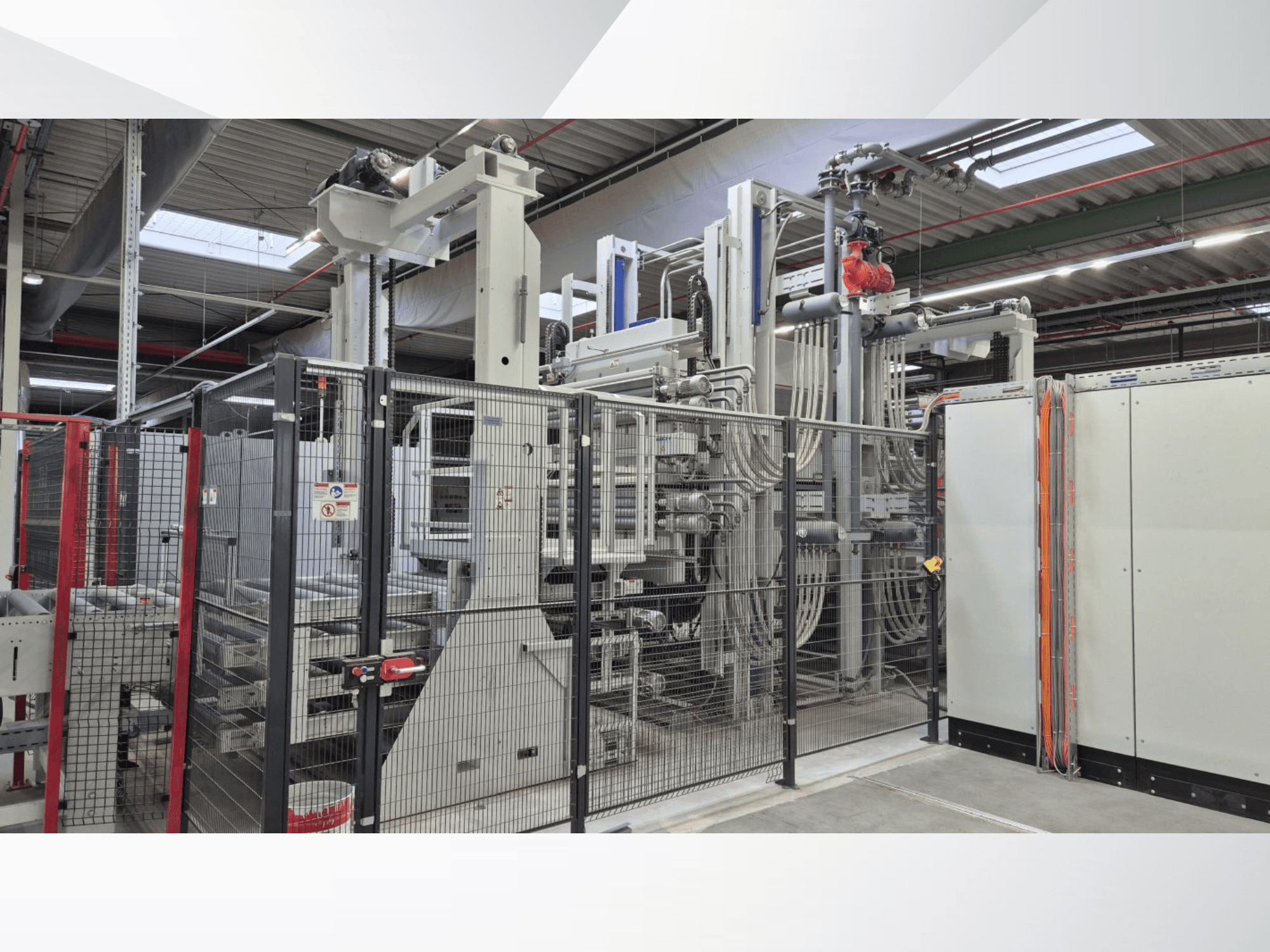 Vooraanzicht van de complete BURKLE Optima 1428/50-productielijn, met bedieningspanelen en machines voor houtbewerking.