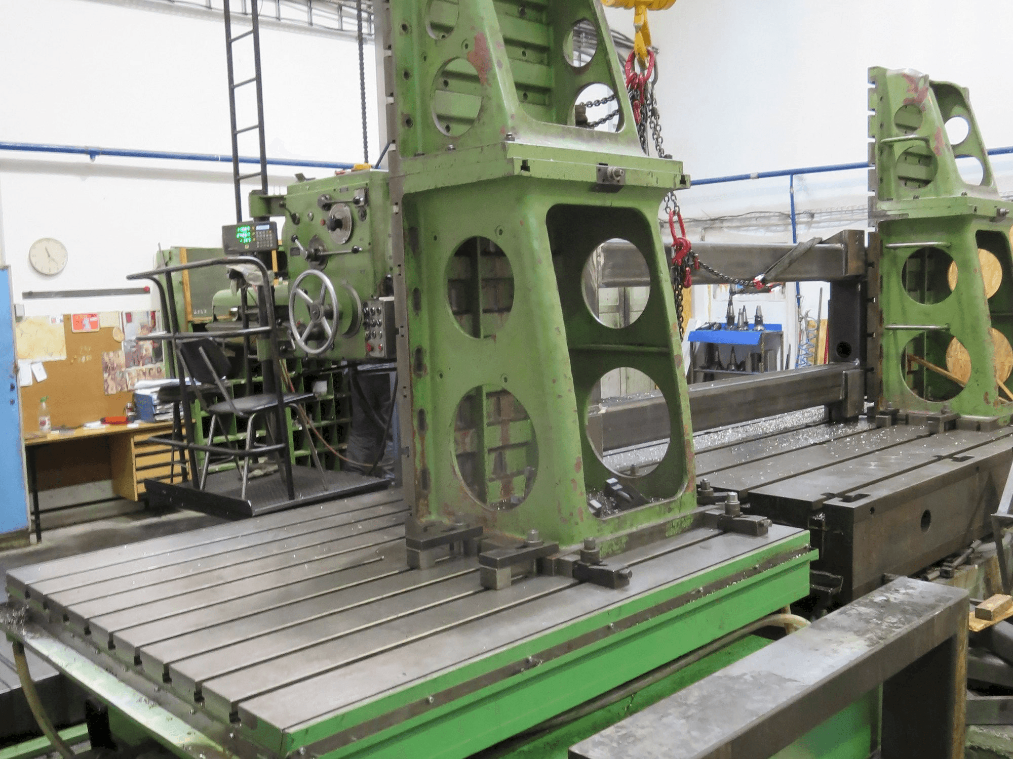 Vooraanzicht van TOS HP 100 machine