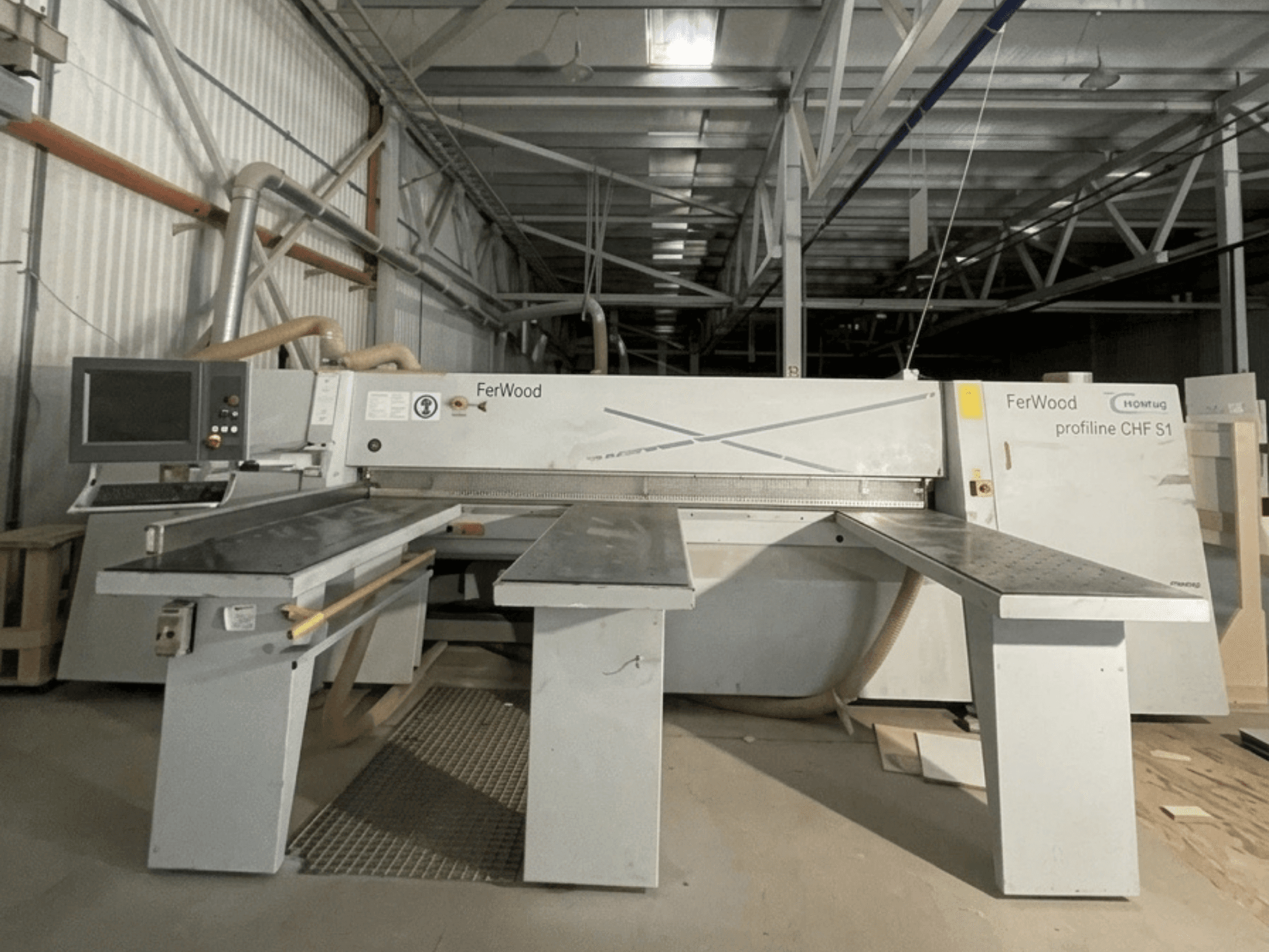 HOMAG CHF 51/32/32 houtbewerkingsmachine, vooraanzicht met bedieningspaneel en steuntafels, geplaatst in een werkplaatsomgeving.