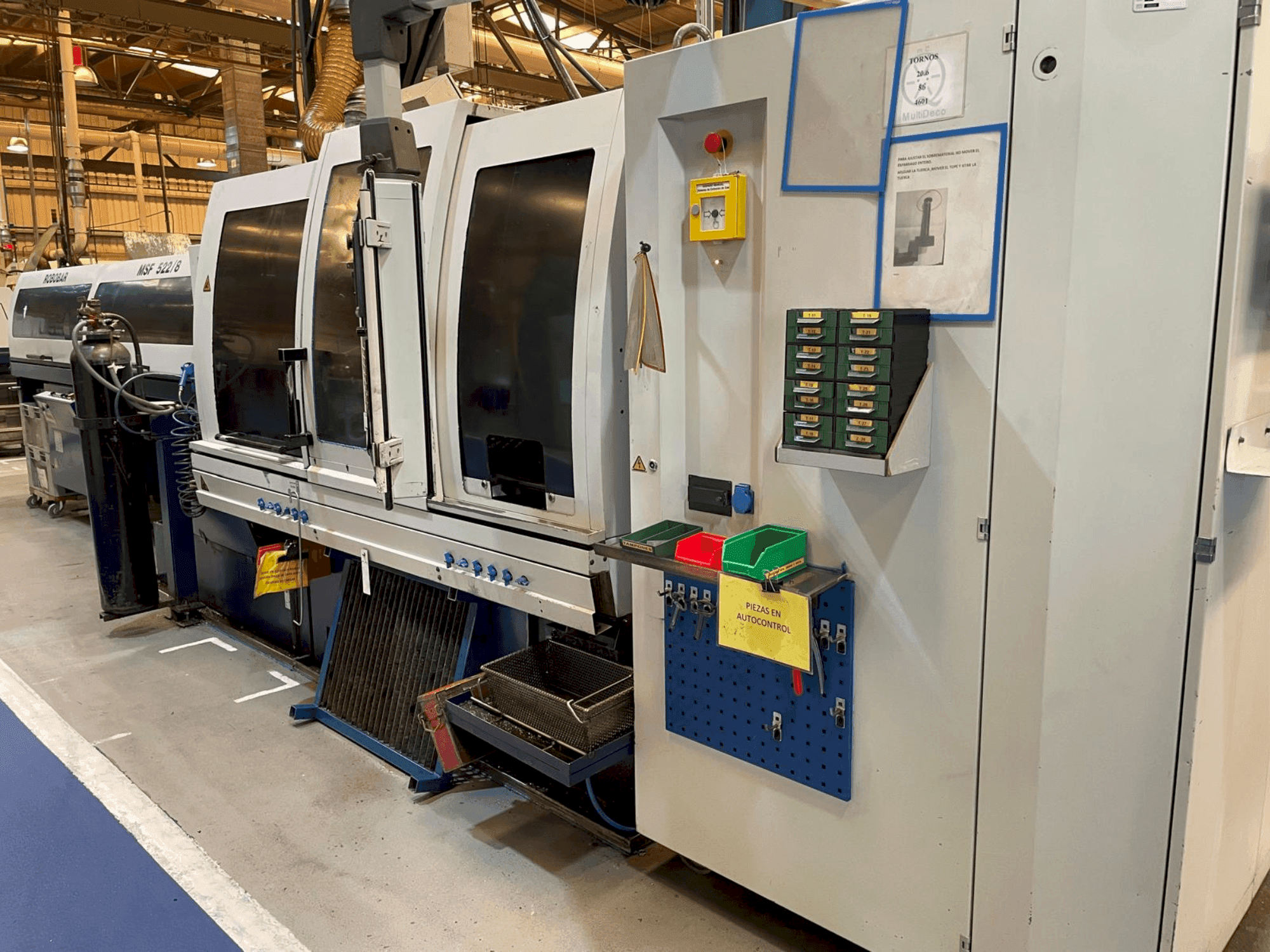 Vooraanzicht van TORNOS MultiDeco 20-8b machine