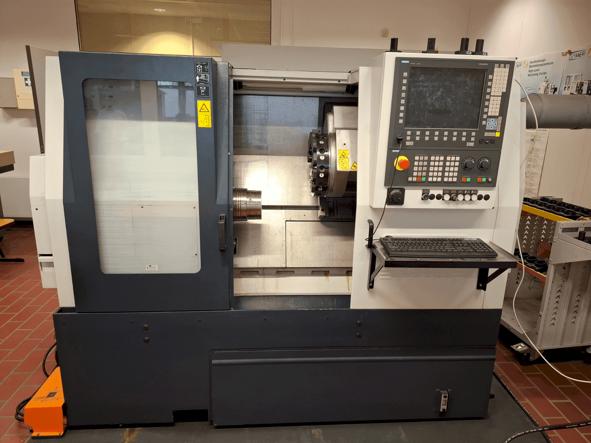 Vooraanzicht van SPINNER TC 400 52 MC machine