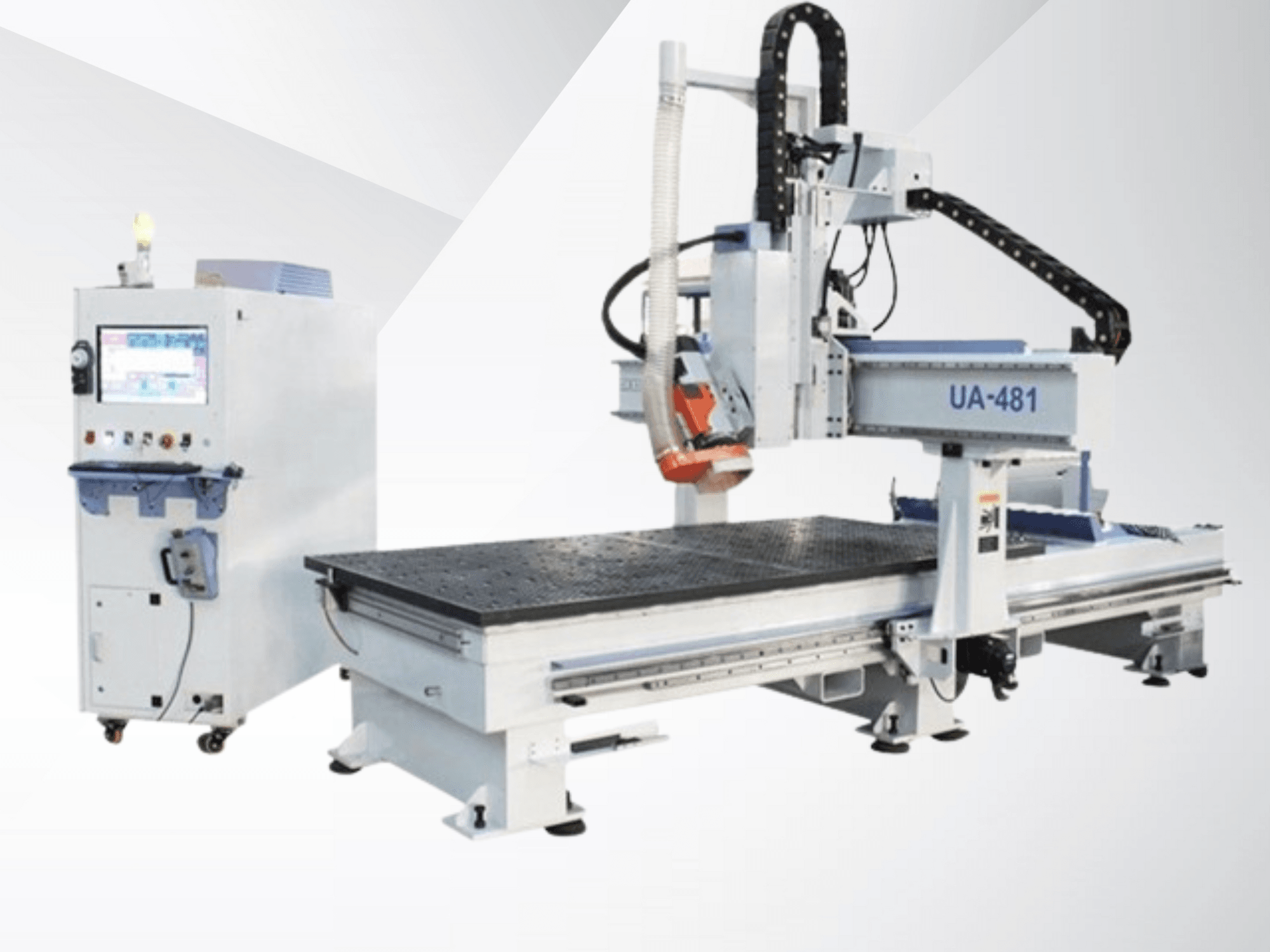 UA-481 CNC machine en bedieningspaneel, zijaanzicht, met een grote werktafel en precisiesnijkop.
