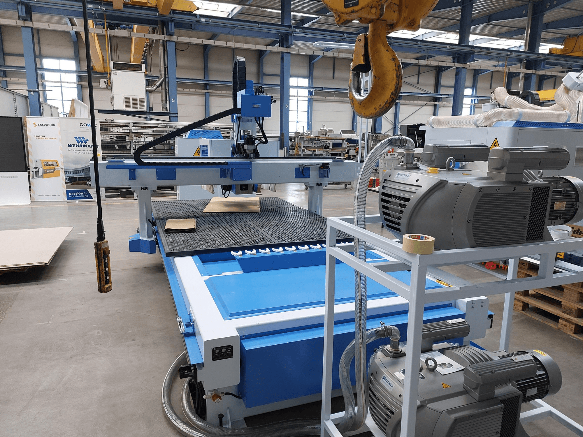 CNC-houtbewerkingscentrum QUICK CNC UA 481, vooraanzicht met bedieningspaneel, motoren en werkblad met een stuk hout.