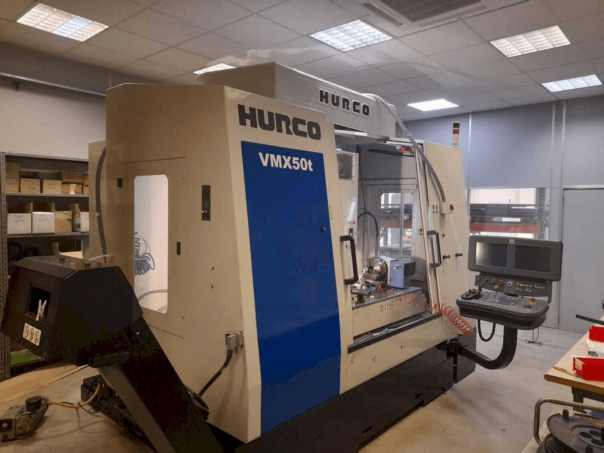 Vooraanzicht van Hurco VMX50T machine