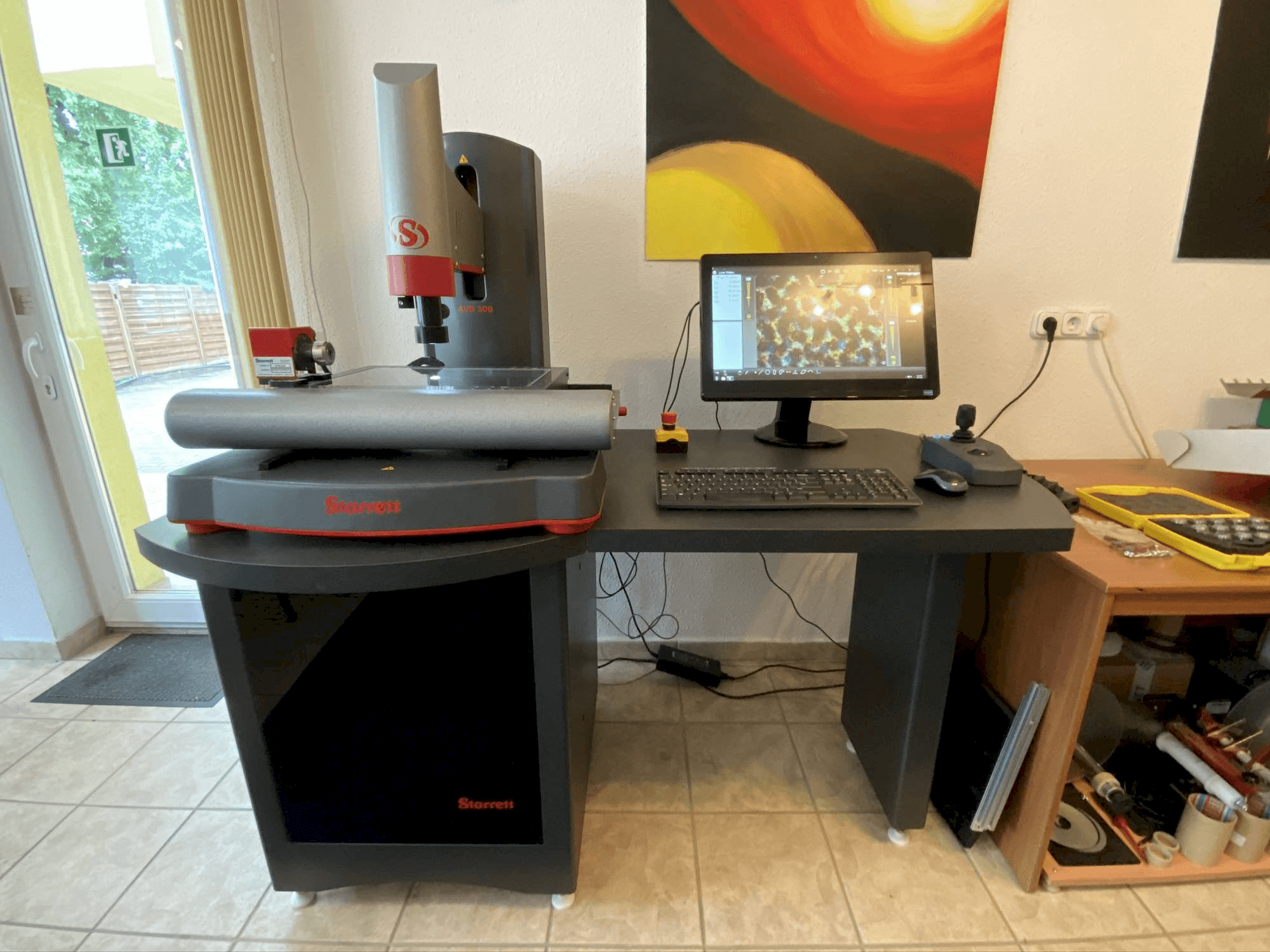 Vooraanzicht van Starrett AVR 300 machine