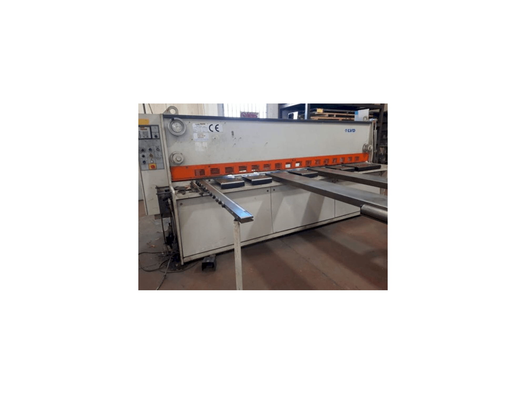 Vooraanzicht van LVD LDR 3000mm x 6mm machine