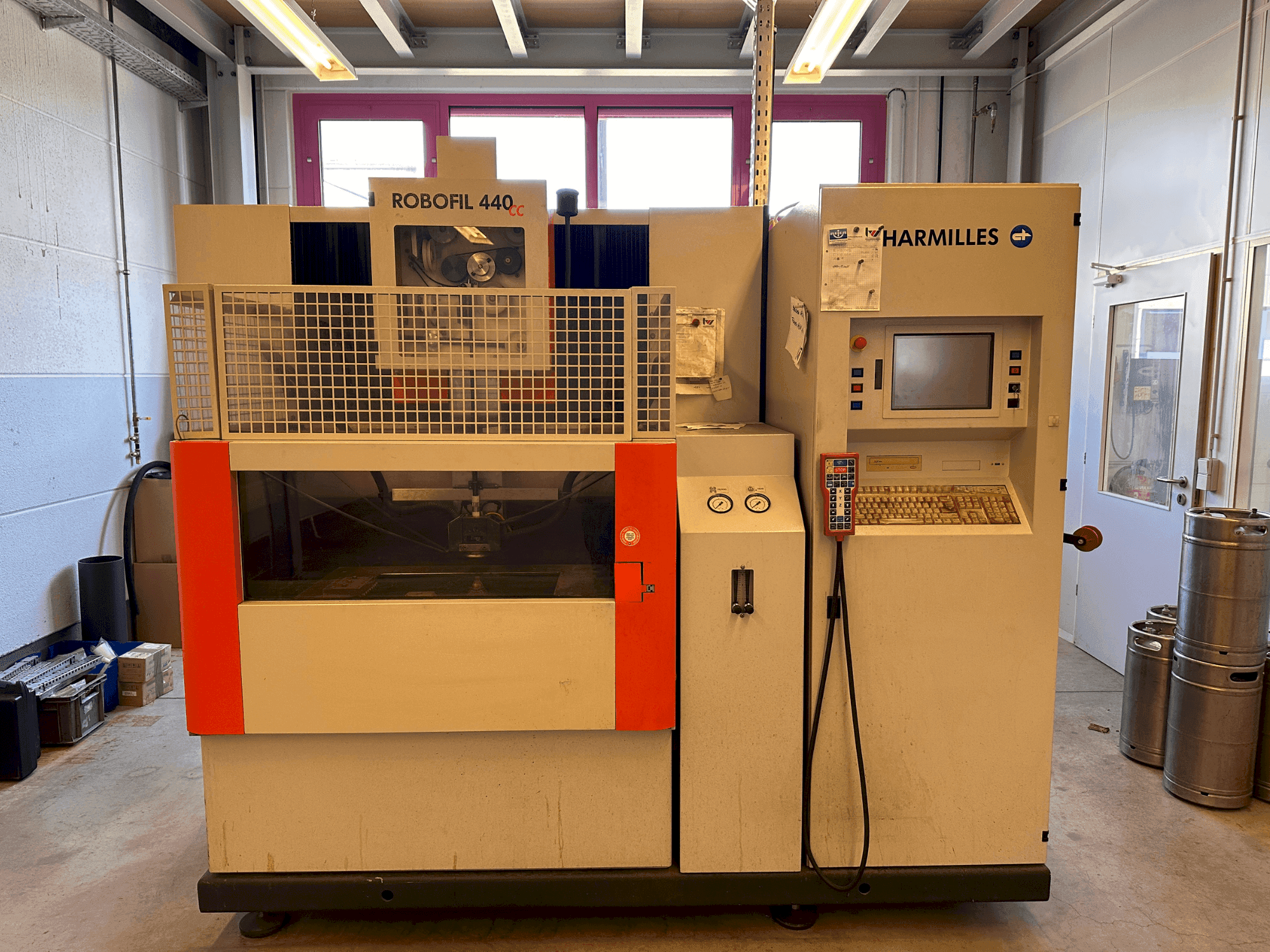 Vooraanzicht van CHARMILLES Robofil 440 CC machine