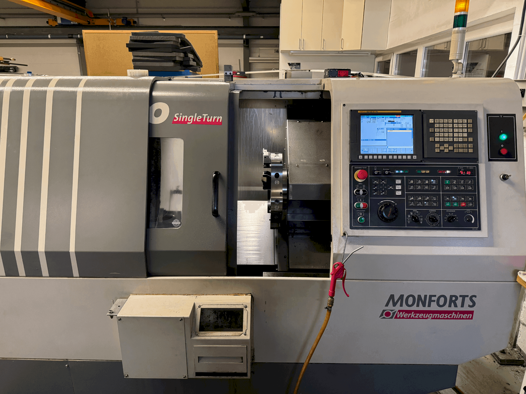 Vooraanzicht van Monforts TNC 300 SingleTurn machine