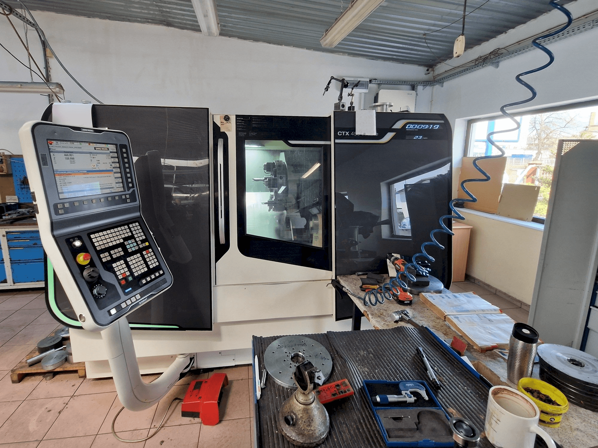 Vooraanzicht van DMG MORI CTX 450 ecoline machine