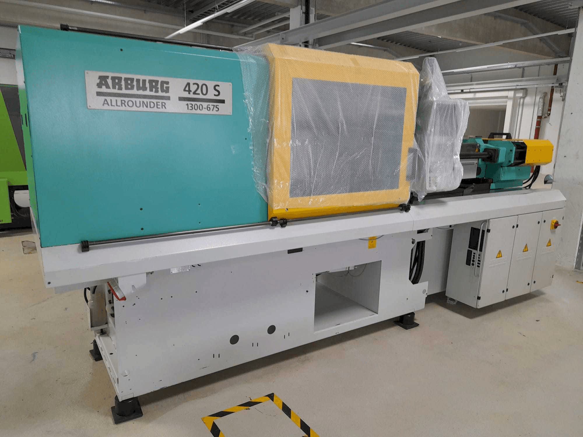 Vooraanzicht van Arburg Allrounder 420S 1300-675 machine
