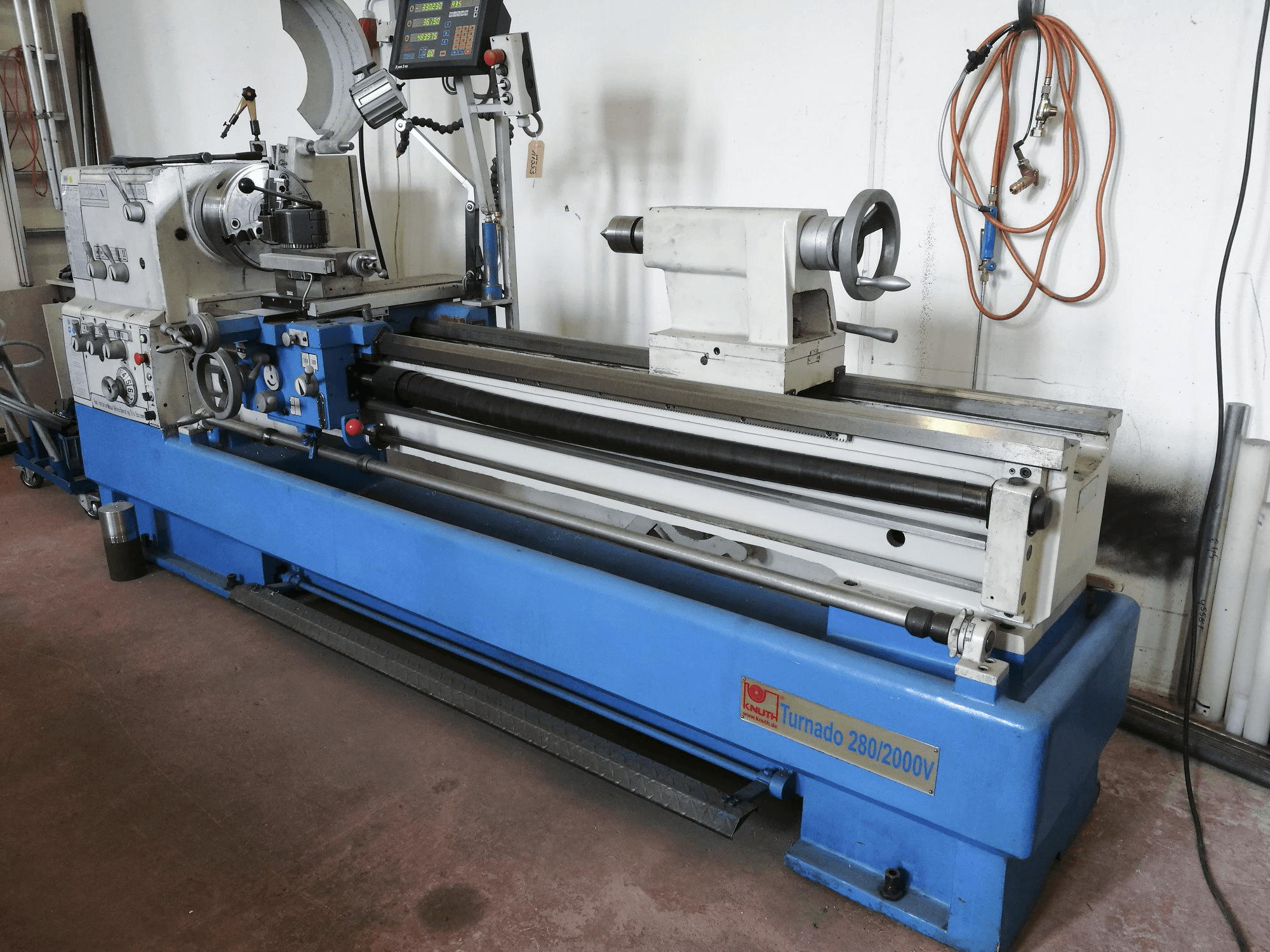 Recht aanzicht van KNUTH Turnado 280/2000 V machine