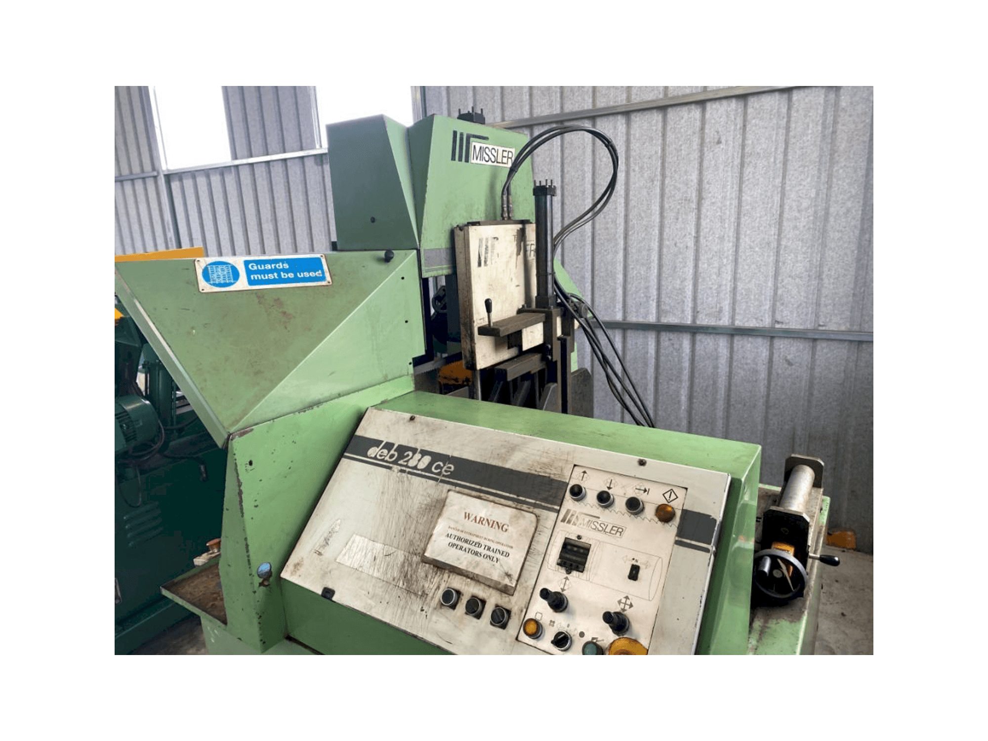 Vooraanzicht van Missler Compucut DEB 280CE machine