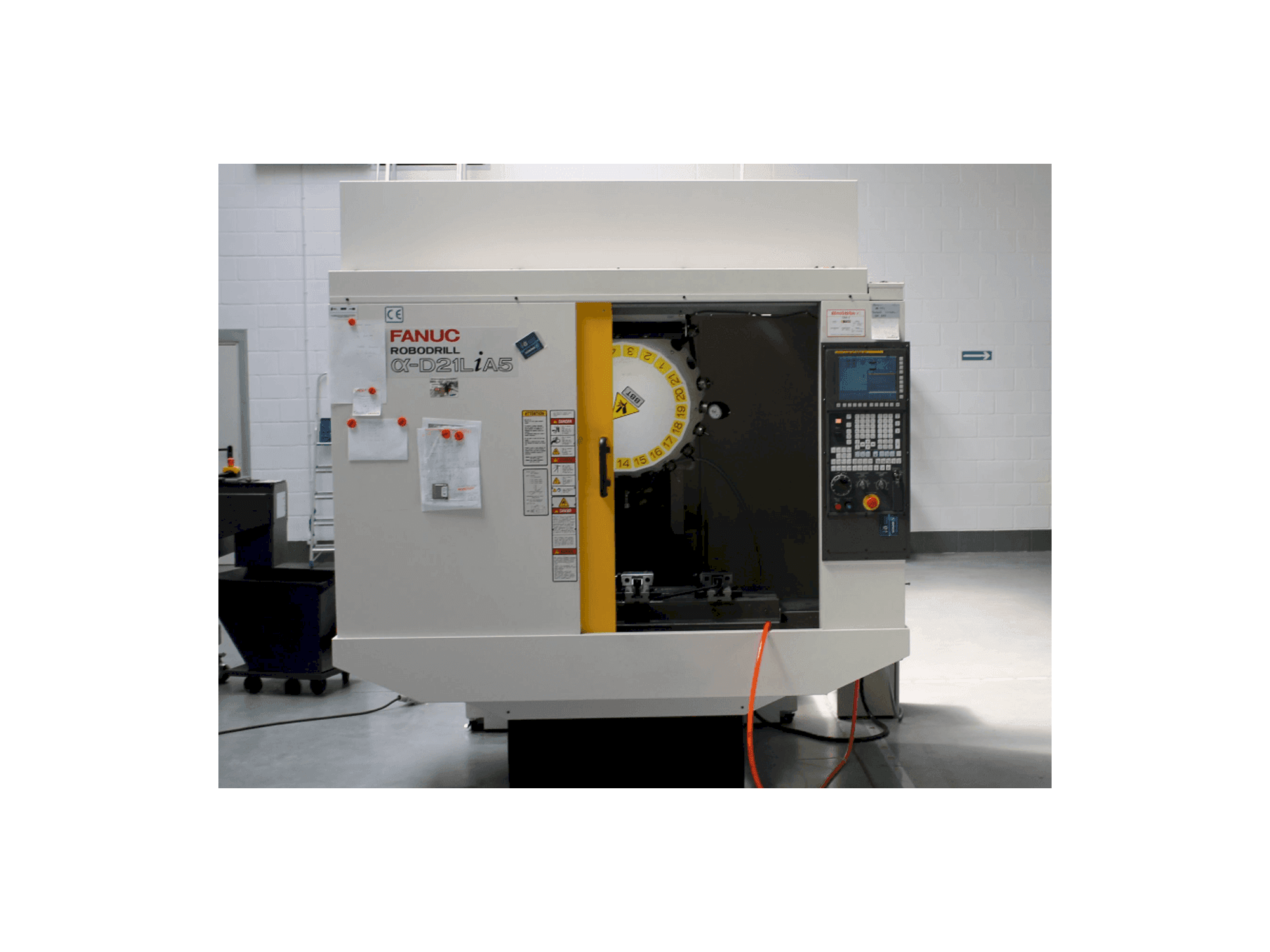 Vooraanzicht van FANUC RoboDrill D21LiA5 machine