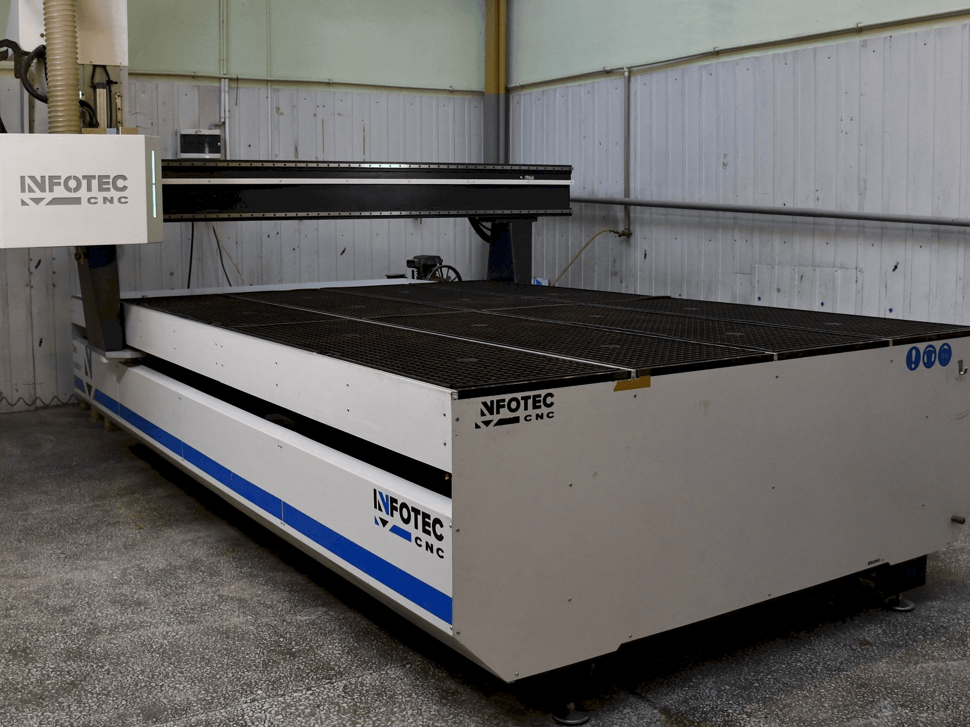 Vooraanzicht van INFOTEC 3121 E machine