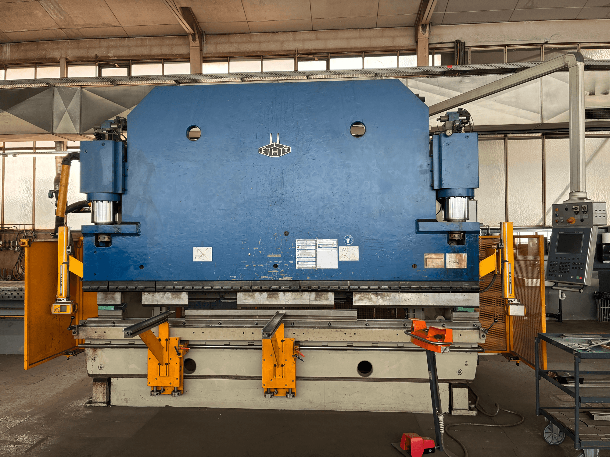 Bridgeport VMC 1000 22 verticaal bewerkingscentrum, vooraanzicht met blauwe behuizing, bedieningspaneel en operationele onderdelen.