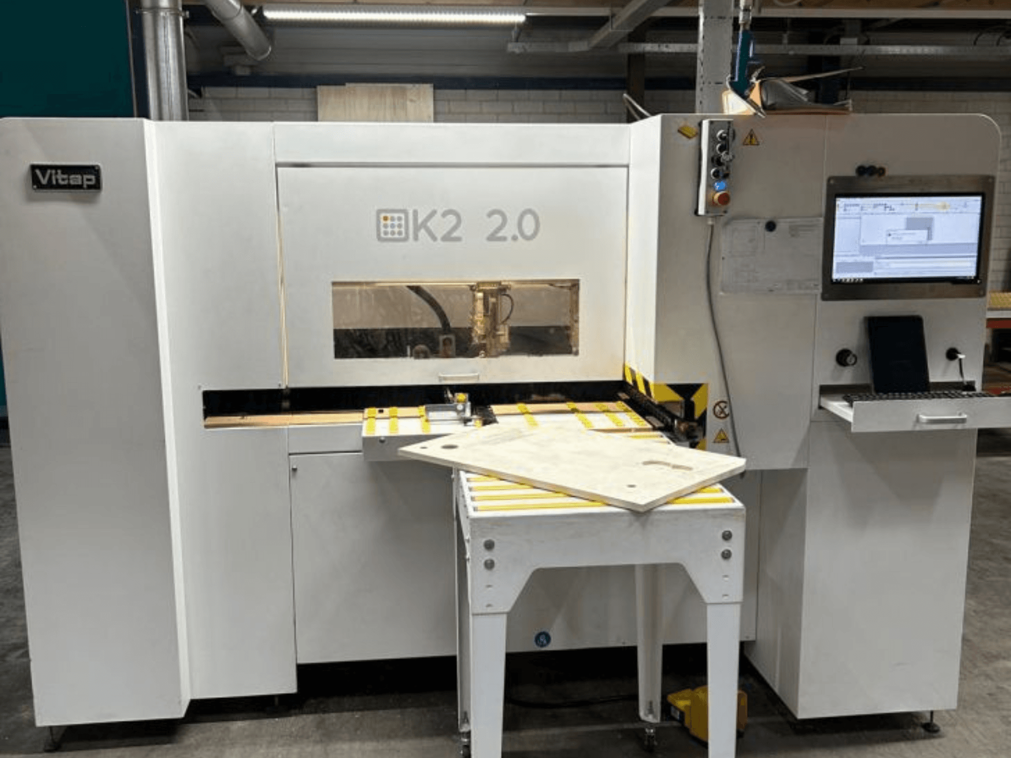 CNC Bewerkingscentrum VITAP Point K2 2.0, vooraanzicht, met bedieningspaneel, werkoppervlak en veiligheidsfuncties.