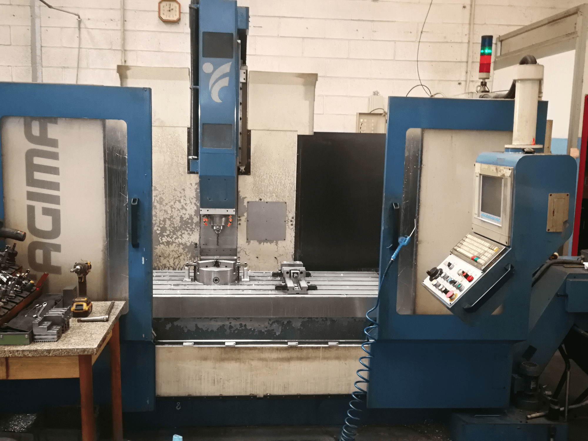 Fagima FAST 160 verticaal bewerkingscentrum in vooraanzicht, met het bedieningspaneel, de werktafel en machinedetails.