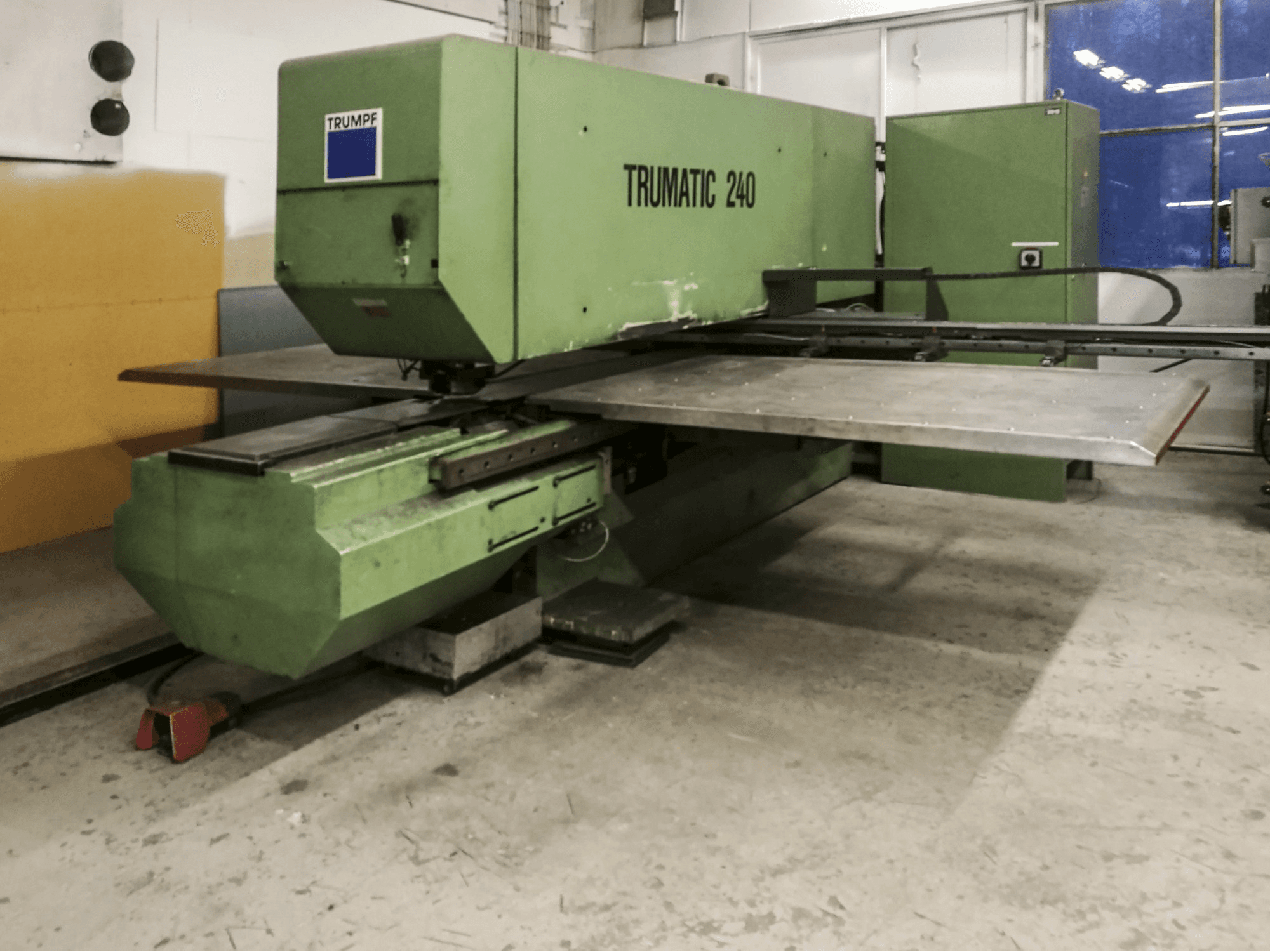 Links zicht van Trumpf Trumatic 240 machine