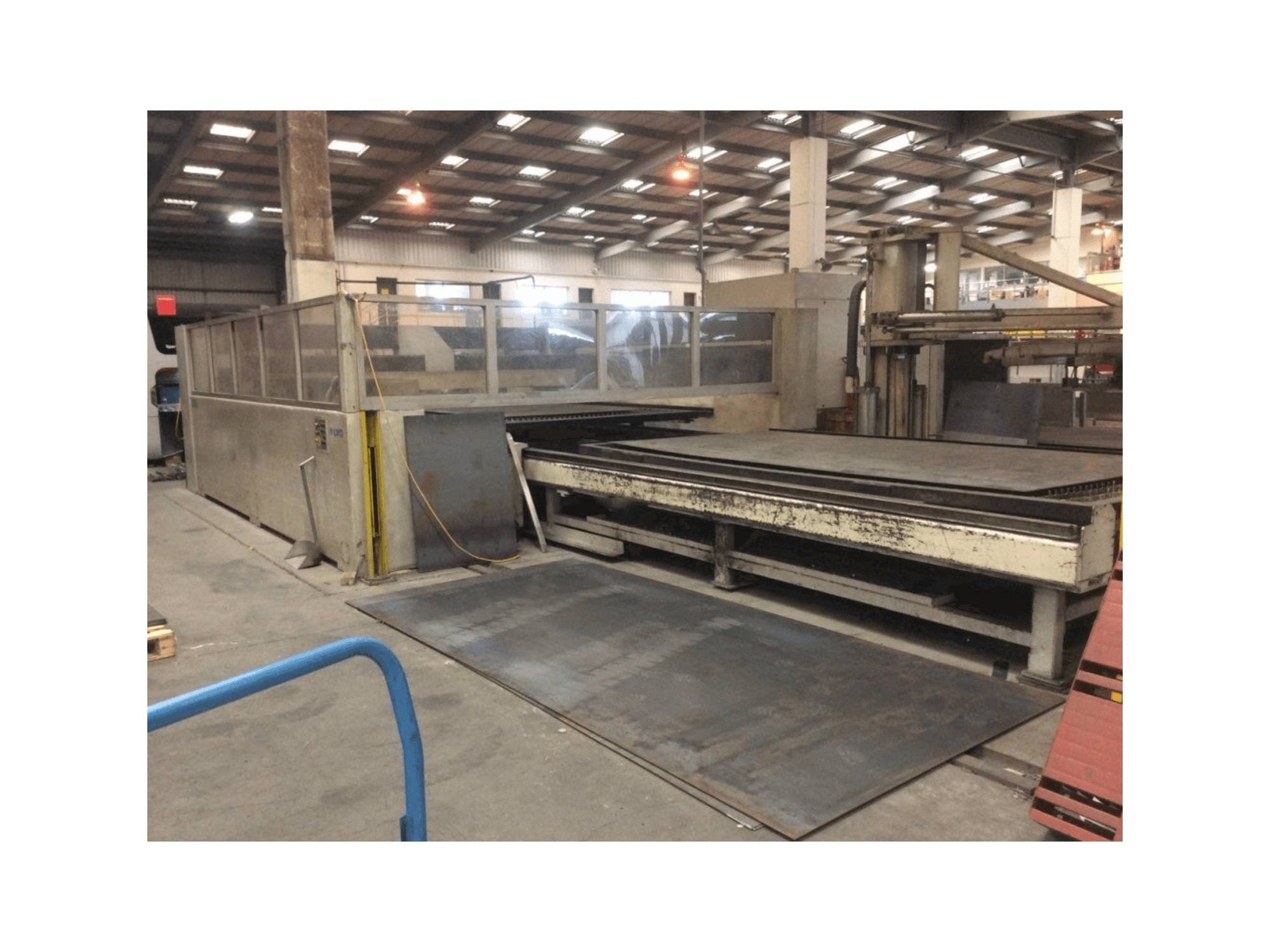 Vooraanzicht van LVD Implus 4030 machine