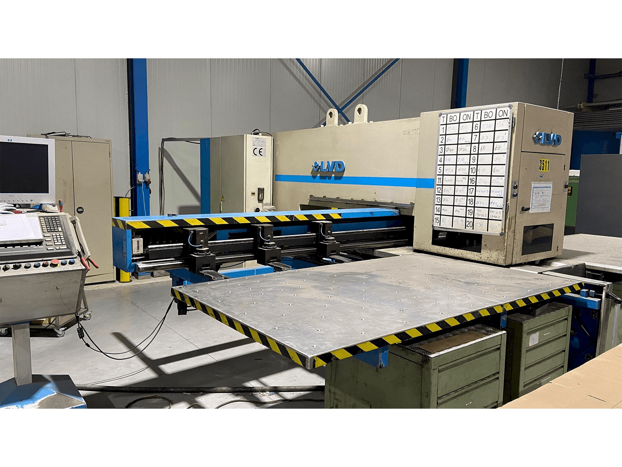 Vooraanzicht van LVD Delta 1250-LB-TN machine