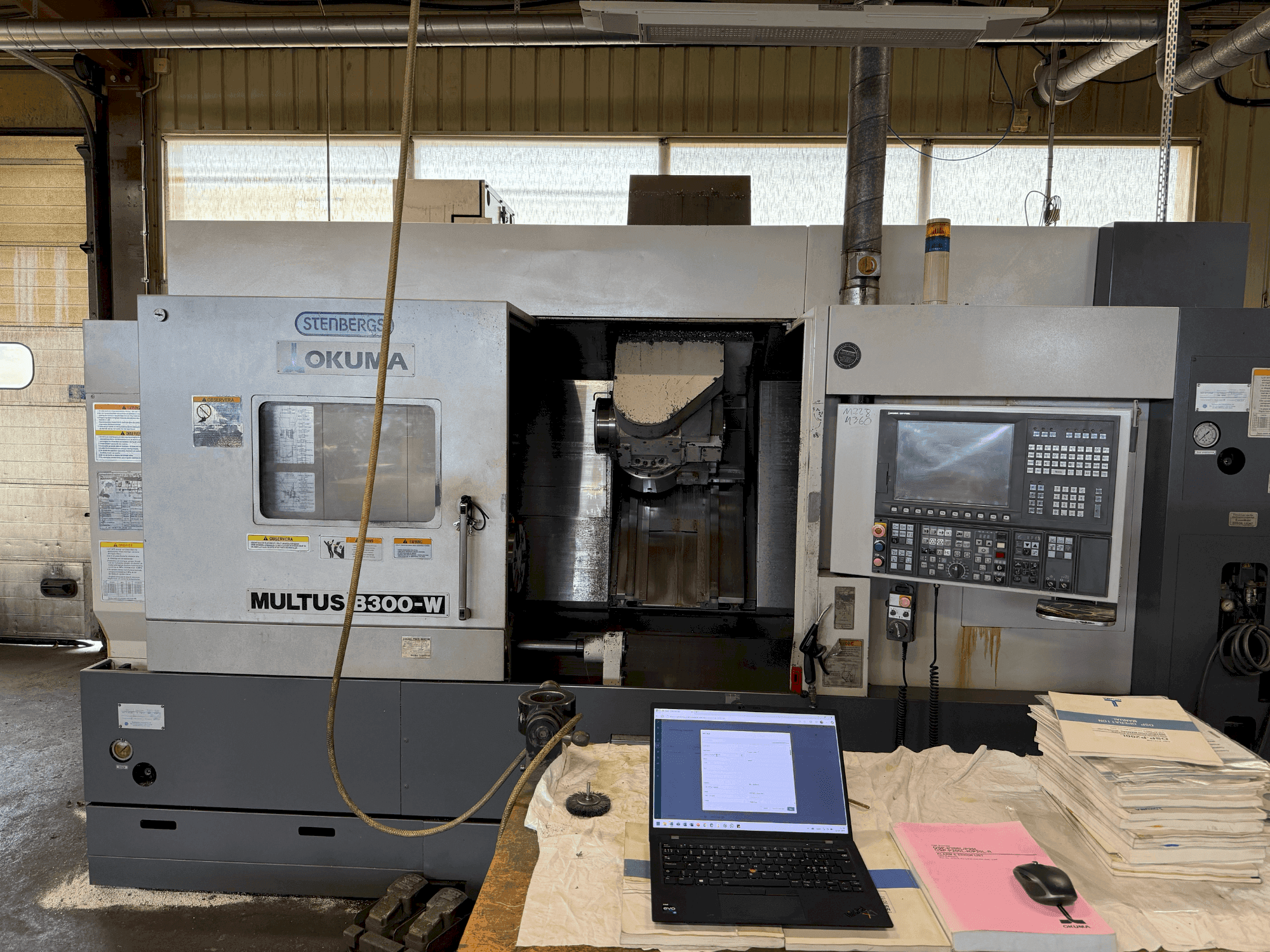 Vooraanzicht van Okuma Multus B300-W machine