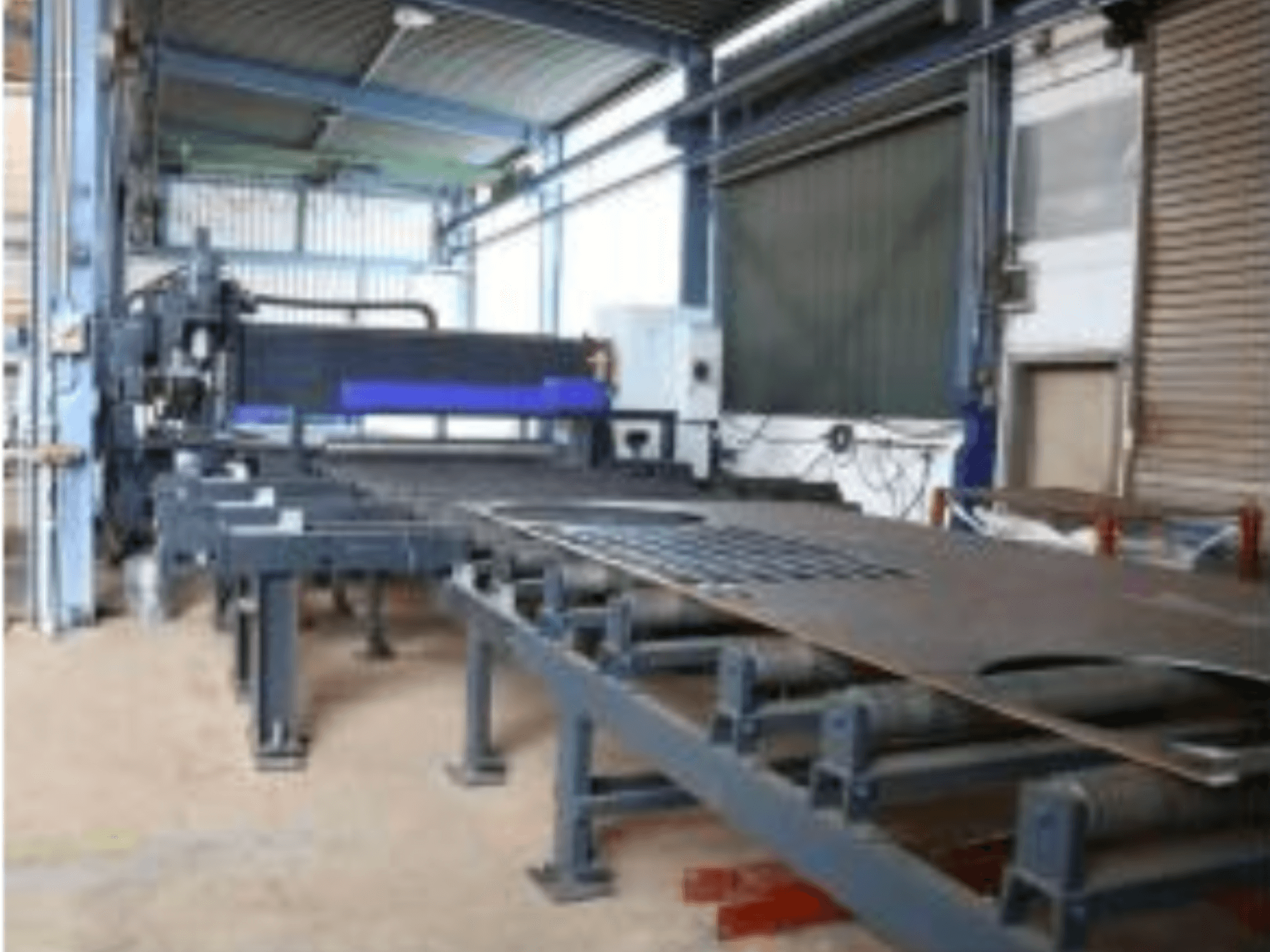 Behringer MAG EVO 420 plaatbewerkingsmachine in een werkplaats, zijaanzicht met transportband en snijgebied.