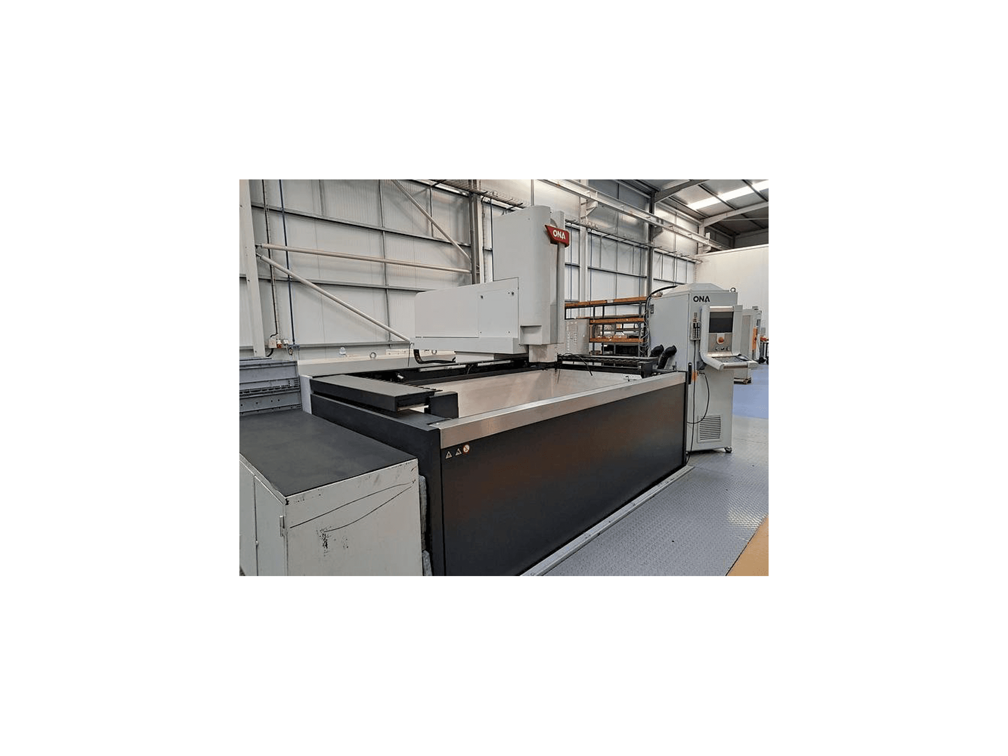 Vooraanzicht van ONA QX8 B1 L machine