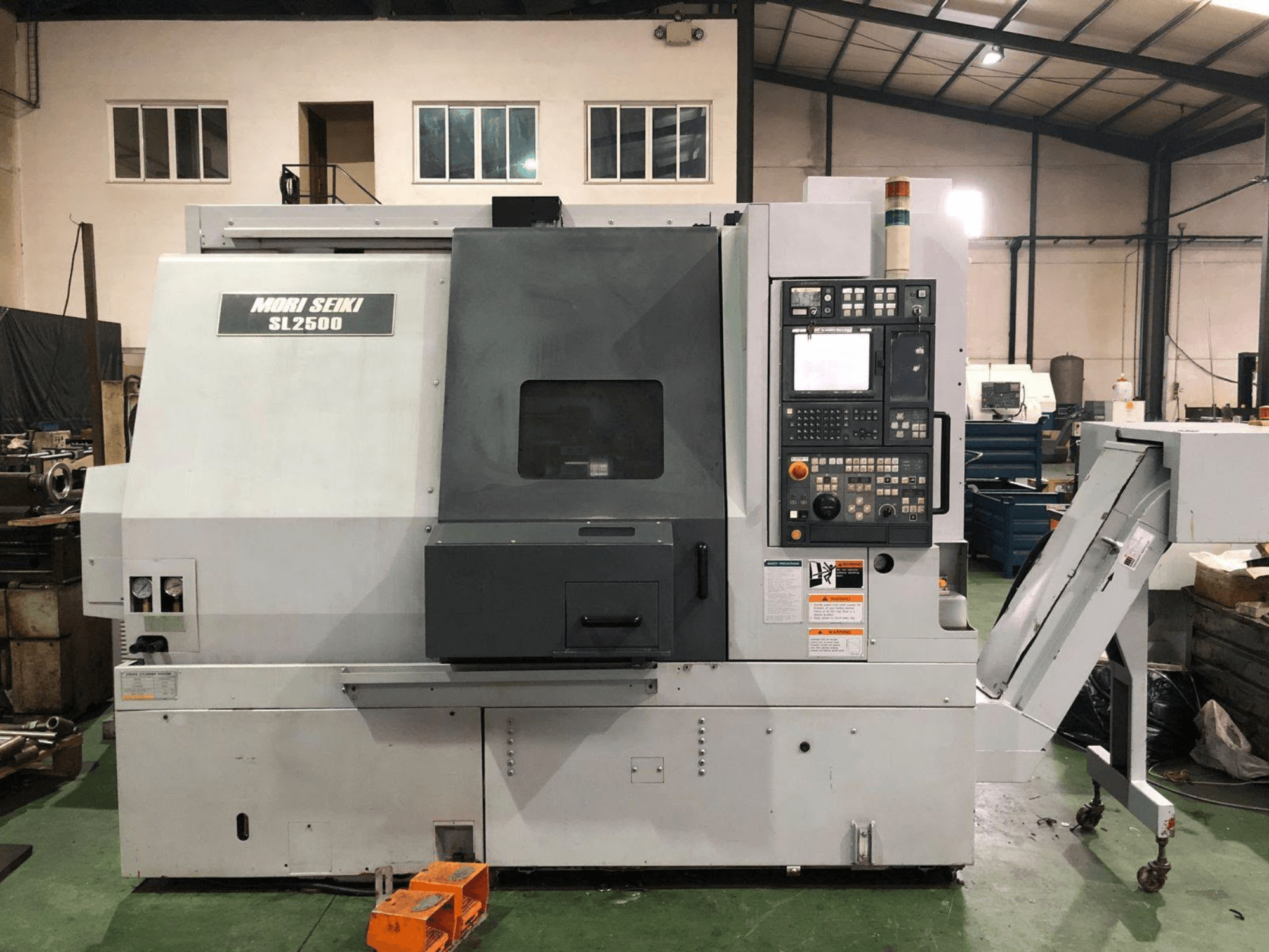 DMG Mori Seiki SL 2500 Y-draai-freescentrum, zijaanzicht met zichtbaar bedieningspaneel en spanenafvoer.