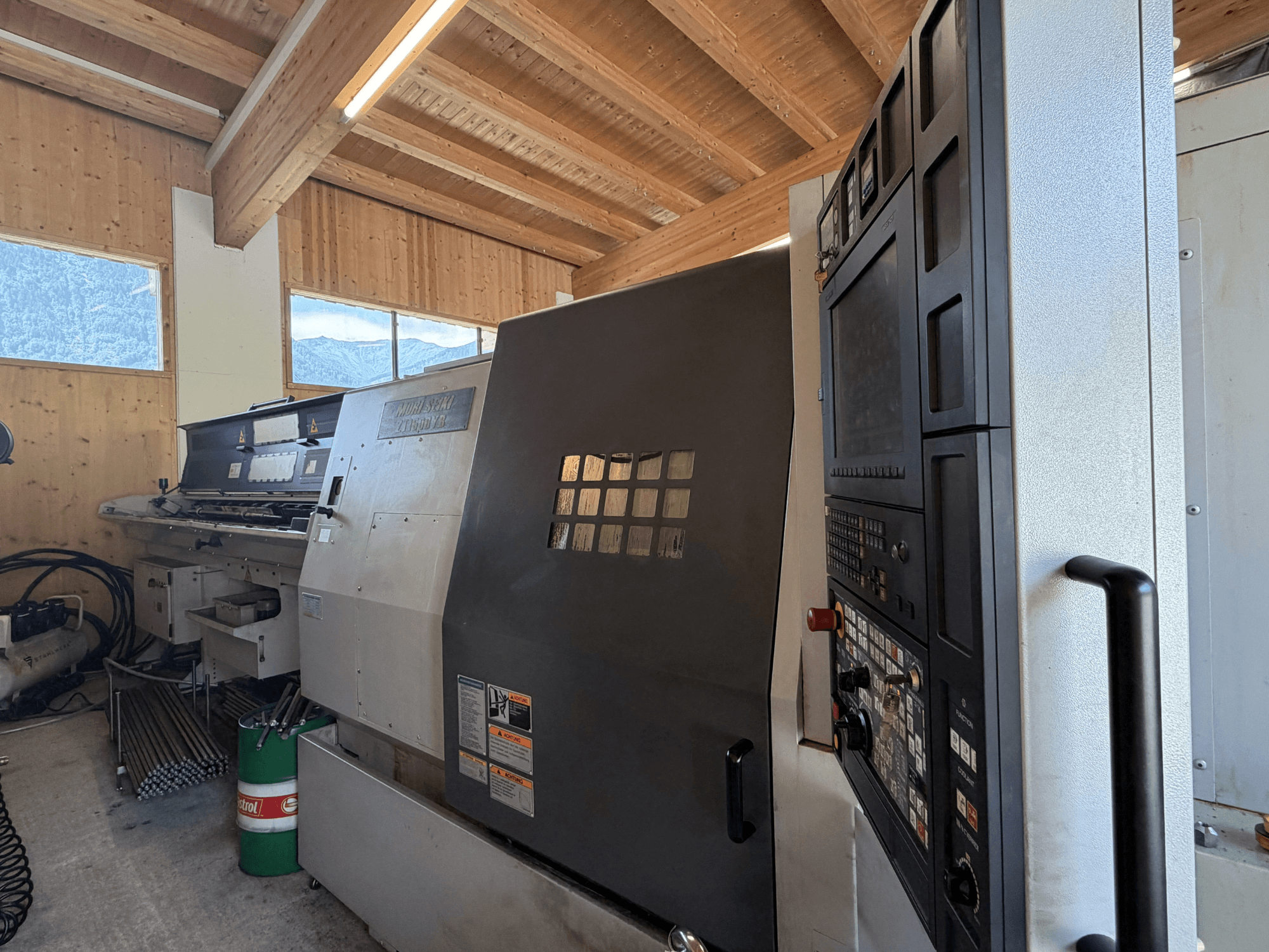 MORI SEIKI ZT1500YB draai-freescentrum in een werkplaats, zijaanzicht met het bedieningspaneel en de kenmerken van de machine.