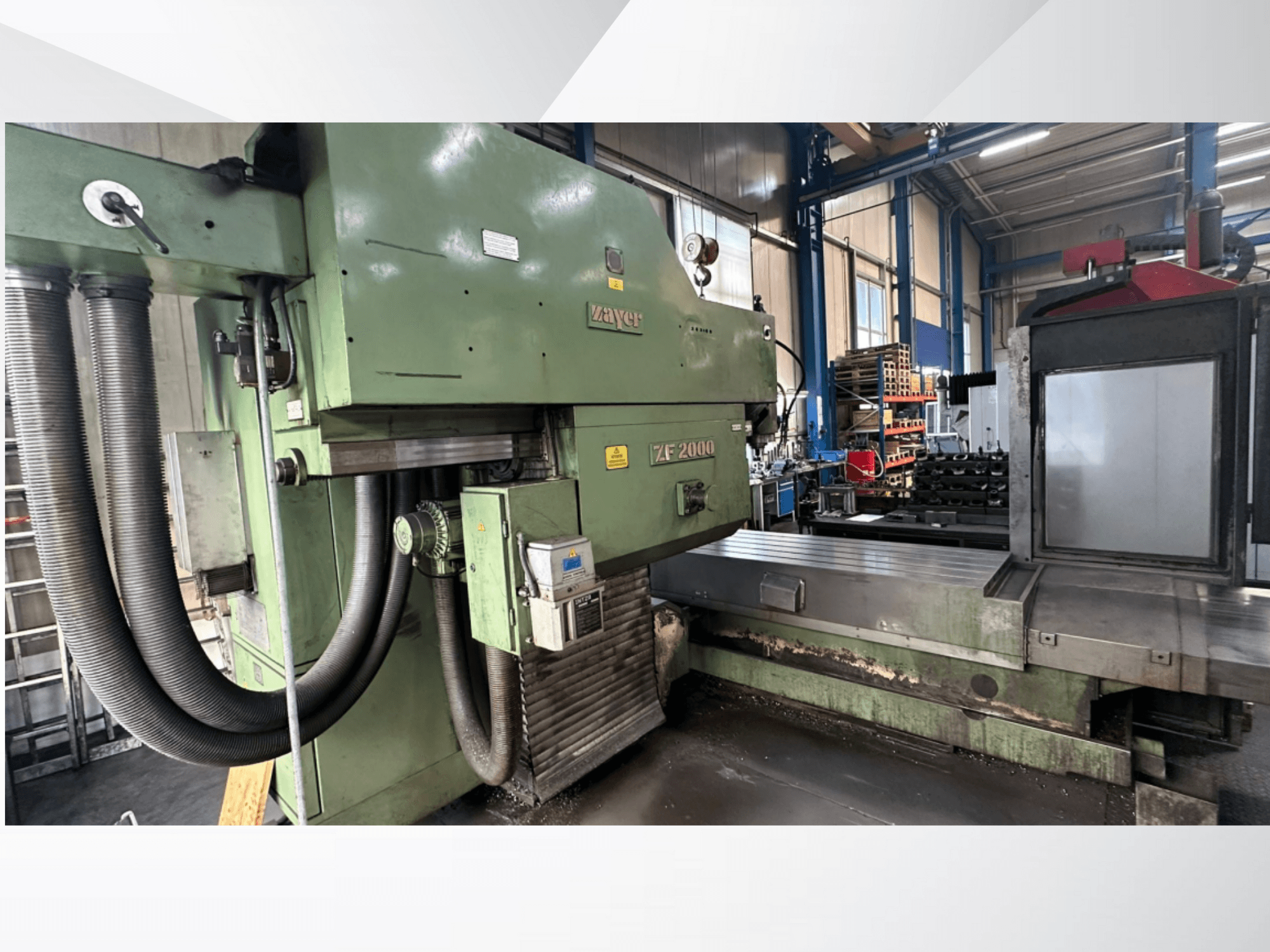 Zayer ZF 2000 freesmachine in groen, zijaanzicht met bedieningspaneel en groot freesbed met bevestigde slangen.