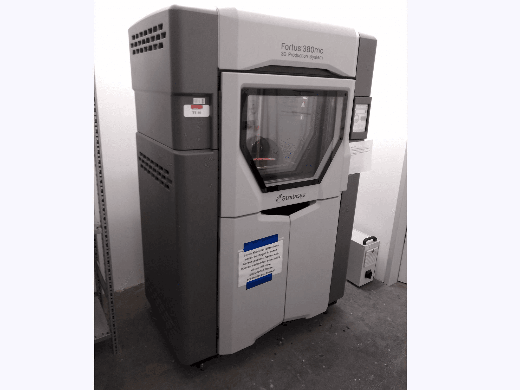 Vooraanzicht van Stratasys Fortus 380MC machine