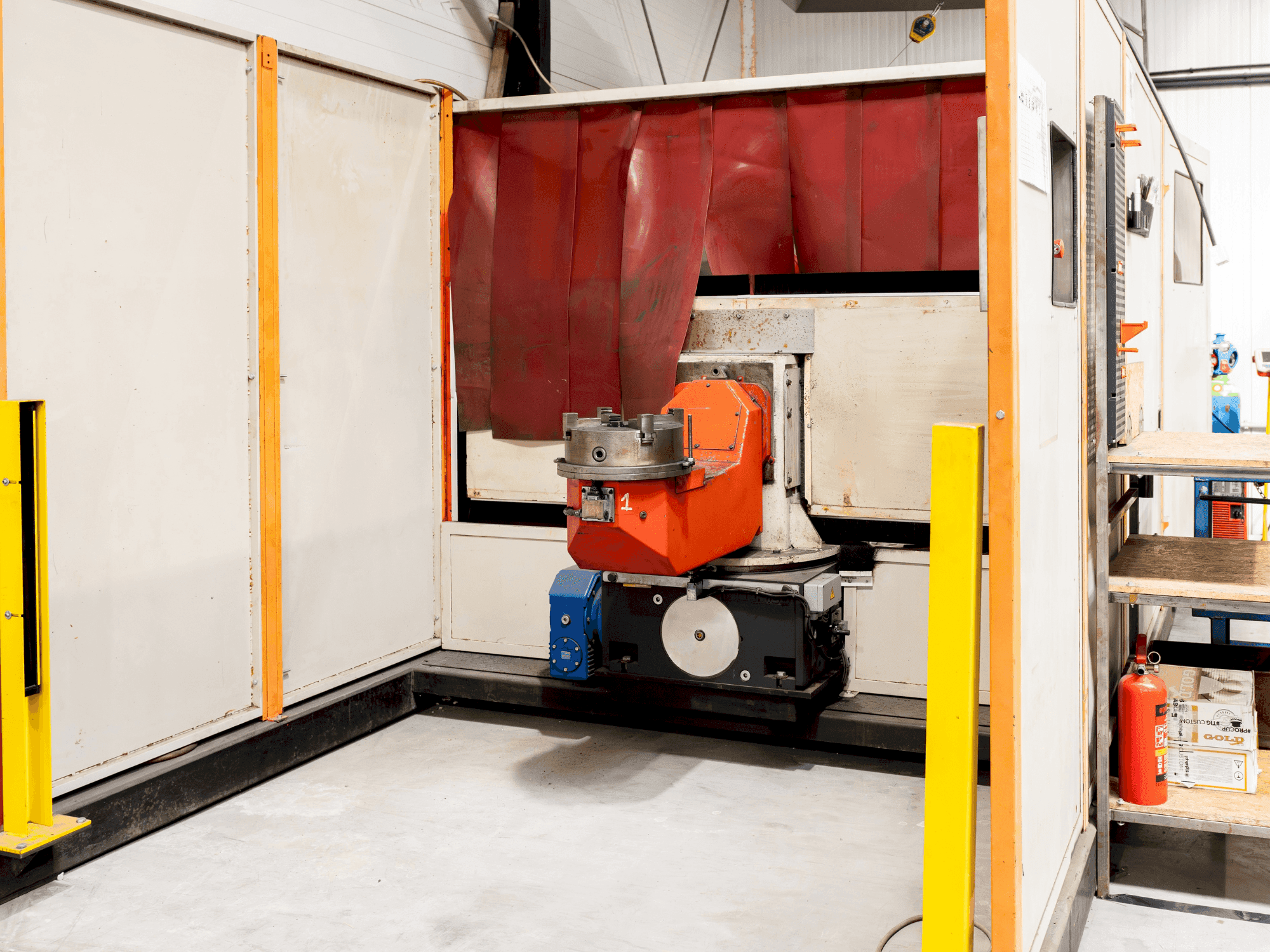 Vooraanzicht van IGM MA30 with KUKA robot machine