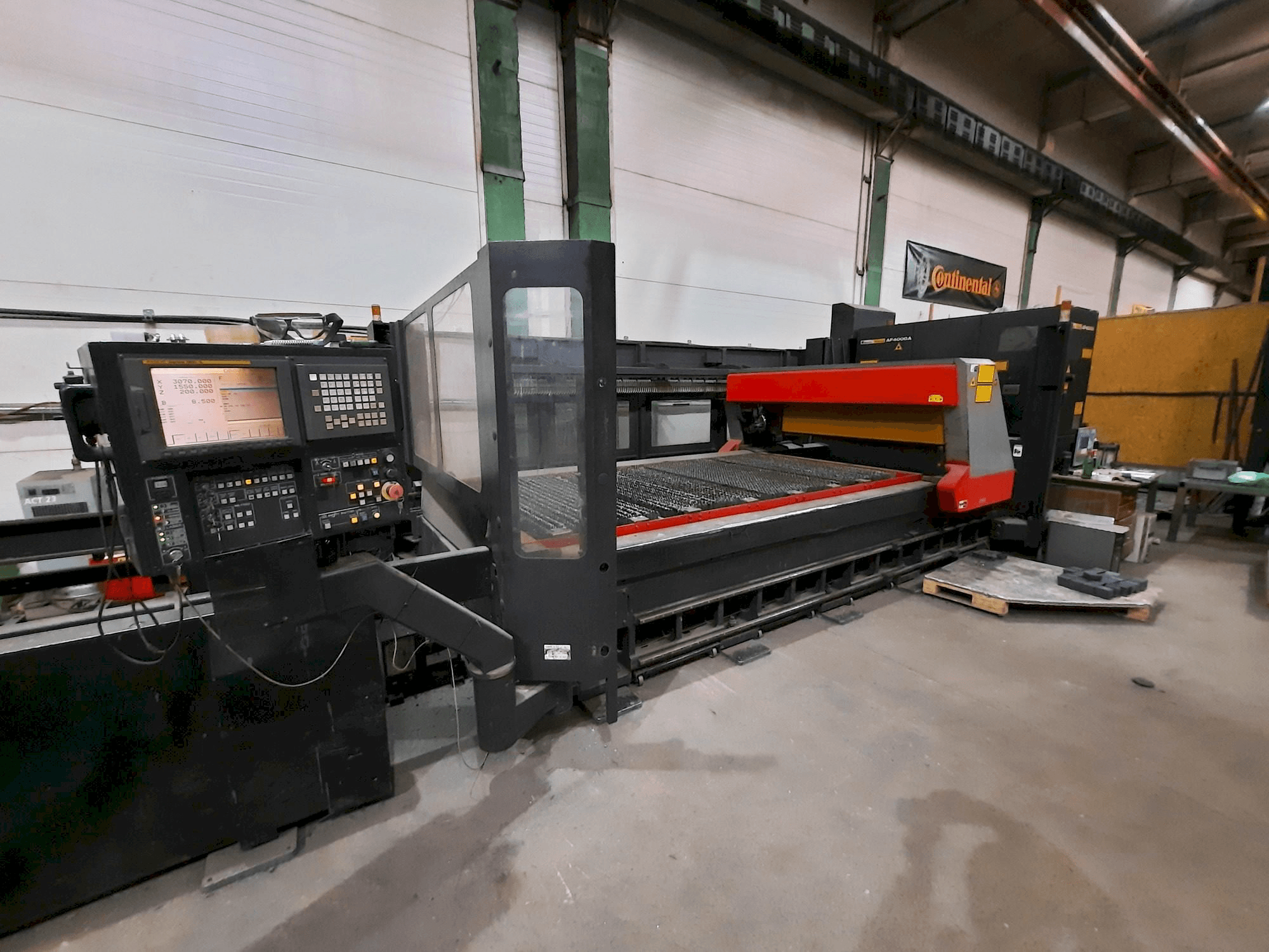 Vooraanzicht van AMADA F0 3015 machine