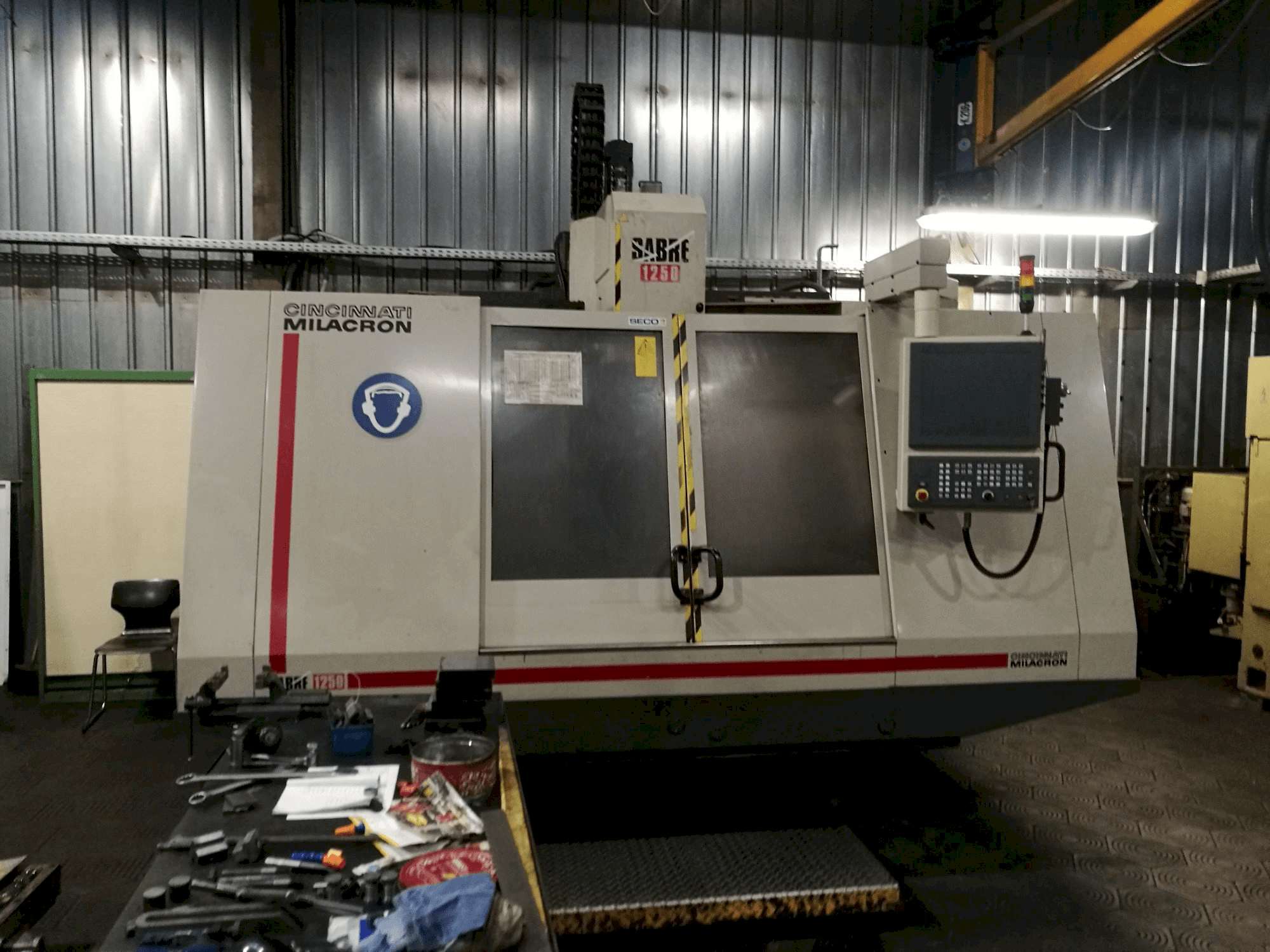Vooraanzicht van Cincinnati Milacron Sabre 1250 machine