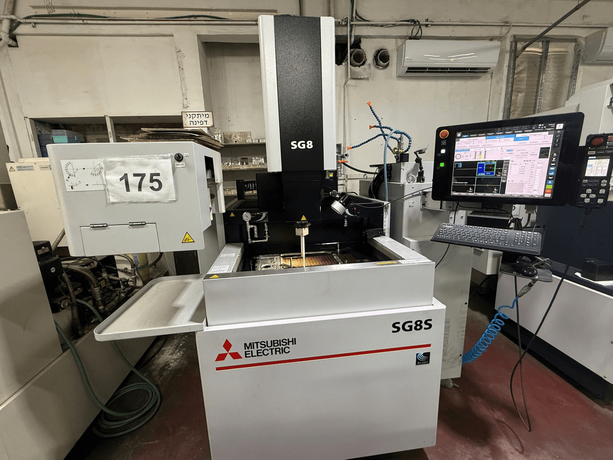 Mitsubishi SG8S zinkvonkmachine, vooraanzicht met monitor en bedieningspaneel zichtbaar; het werkgebied toont de gereedschapsopstelling.