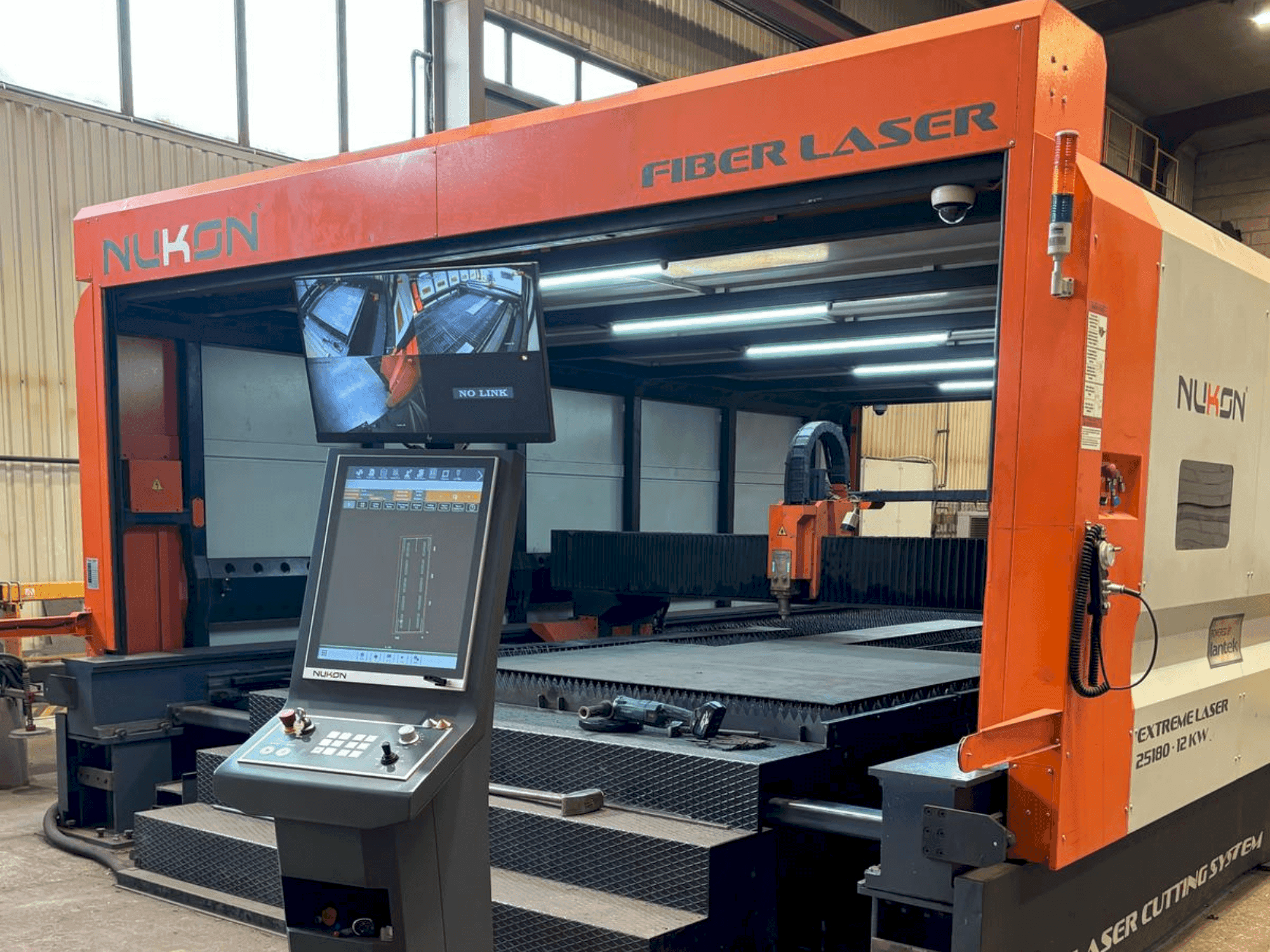 Vooraanzicht van NUKON Fiber Laser Extreme 30250 machine