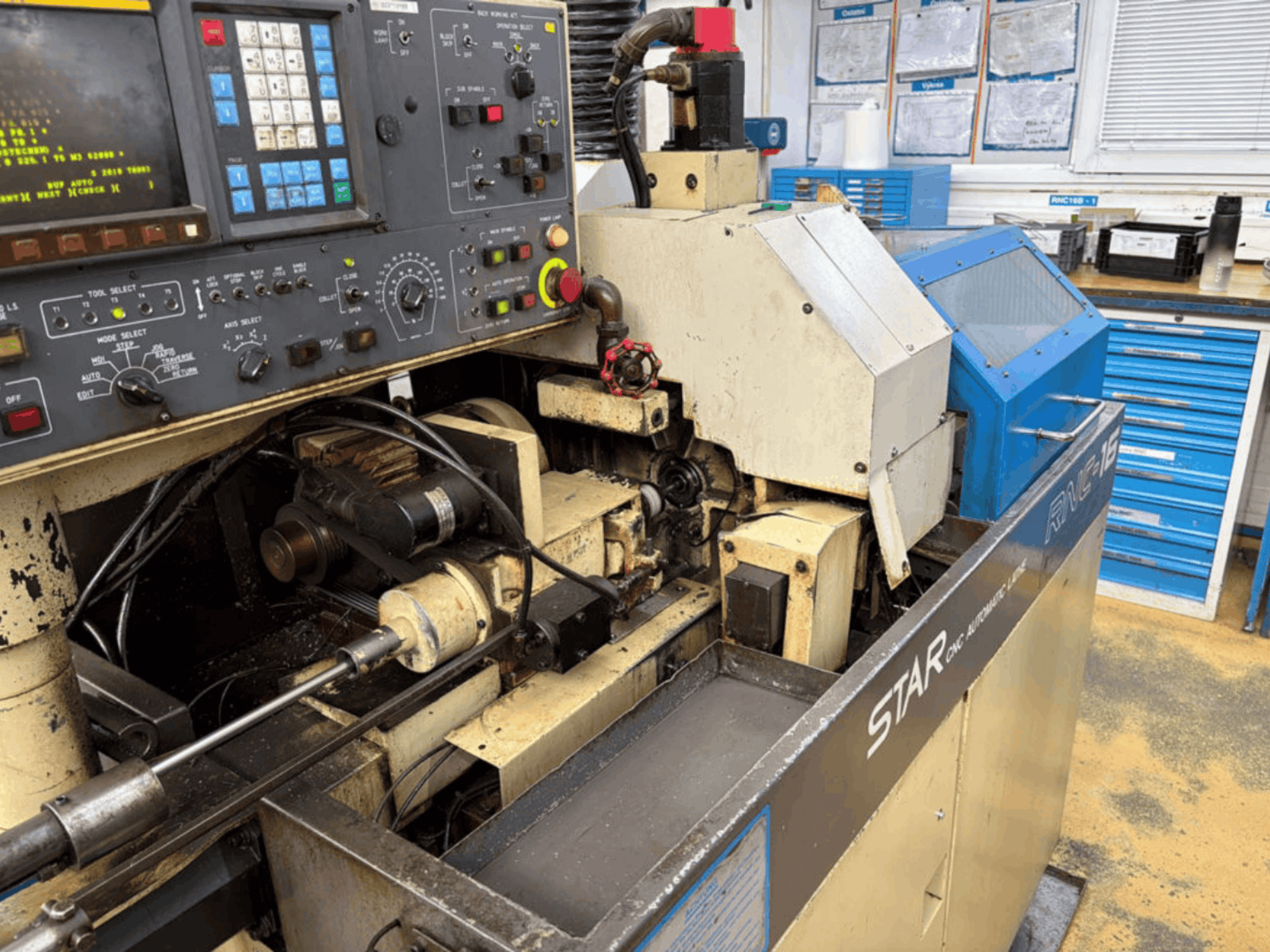 Star RNC-16B draaibank van het Zwitserse type, vooraanzicht met het bedieningspaneel en de interne mechanismen.